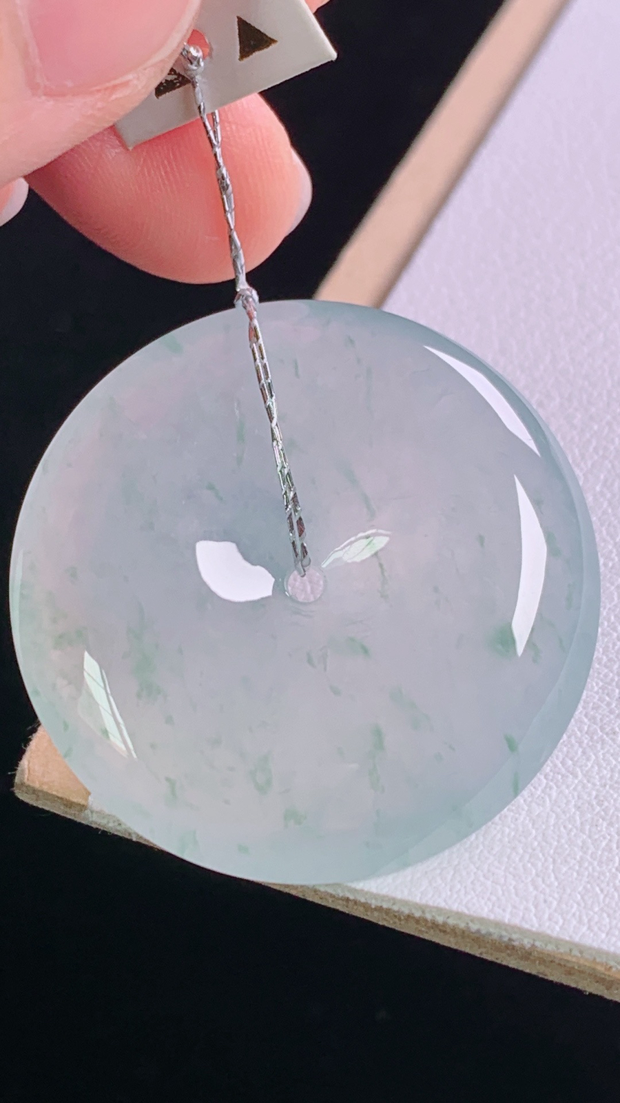 冰飘花平安扣
花色灵动，光感十足，
尺寸:33.3-6.3mm 8