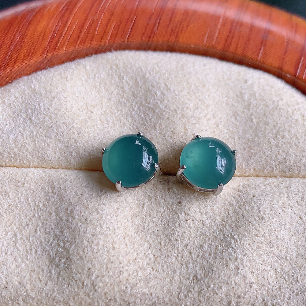 冰晴水翡翠耳钉，自然光实拍，翠色灵动，颜色漂亮，种老水足，品相佳，佩戴佳品！W481.11  取一整体尺寸：7-4.5mm   裸石尺寸：7mm