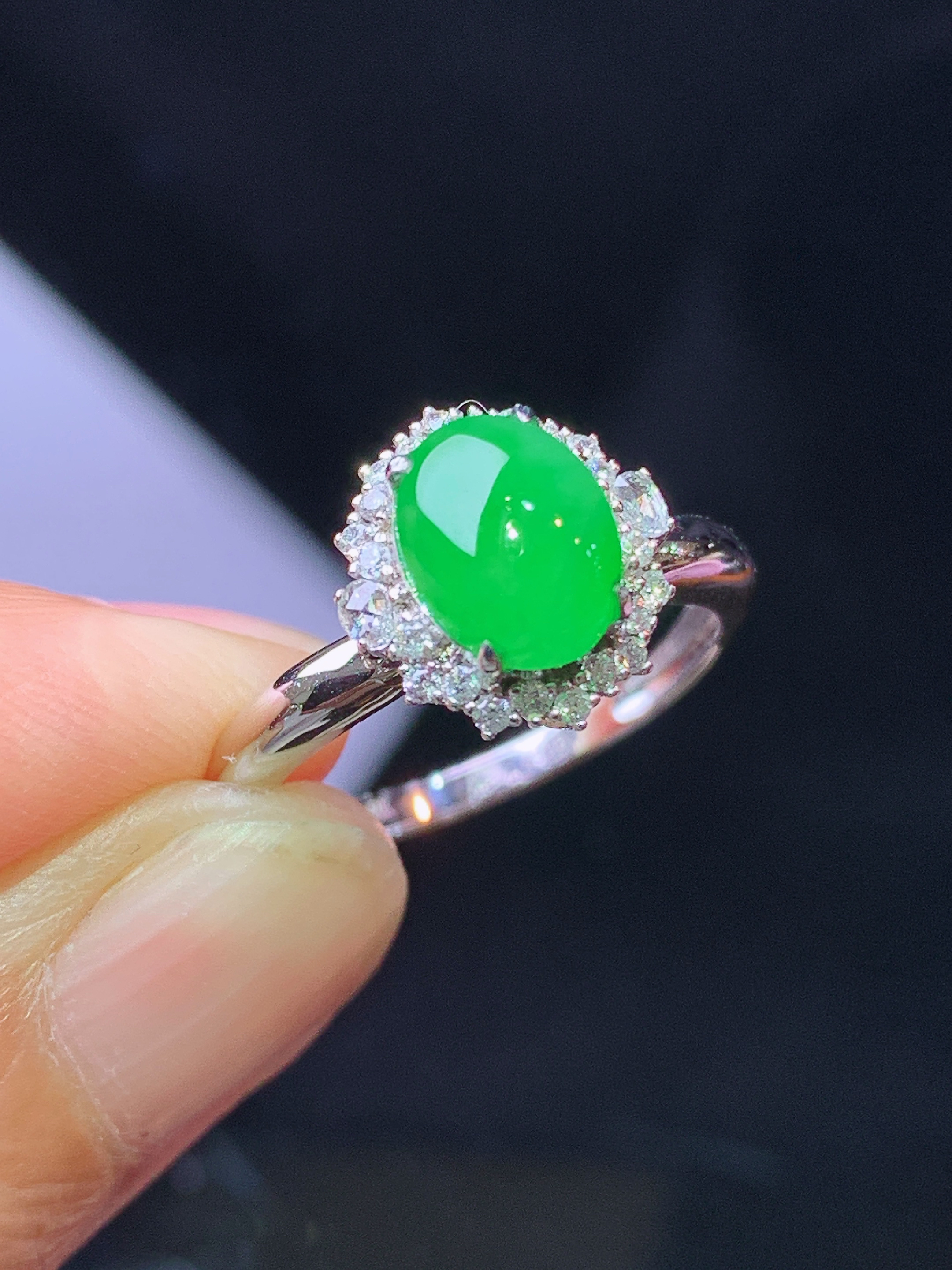 18k金钻镶嵌翠绿蛋面戒指 玉质细腻 色泽艳丽清新 水润亮眼 圈口14 整体尺寸11.3*10.6*