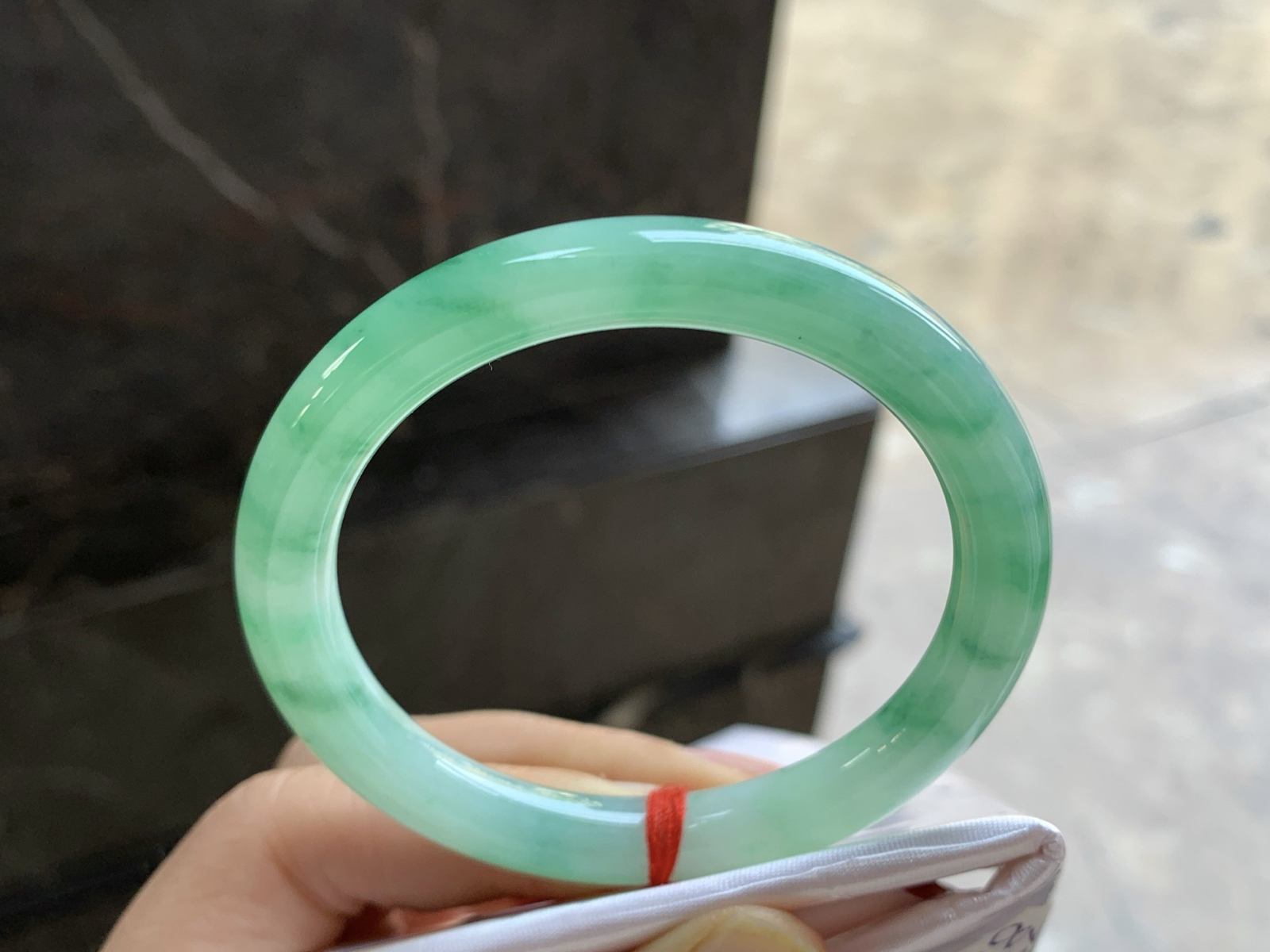 52-9

飘绿圆条手镯^_^色阳 细腻