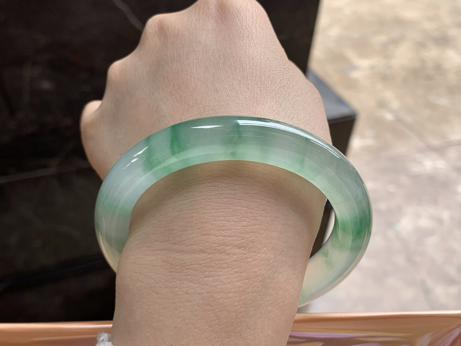 58.5-11.3

冰种绿花圆条手镯^_^种老 飘花好看