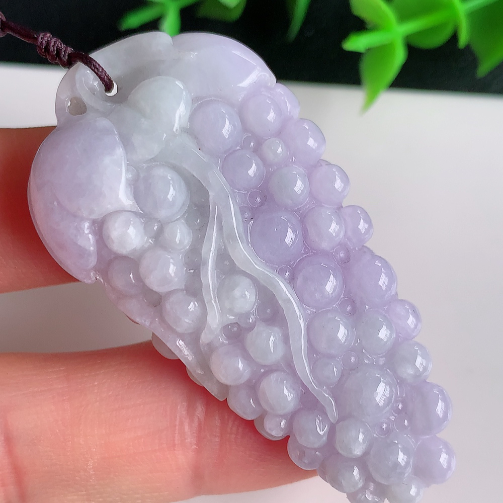 冰润紫罗兰多子多福翡翠吊坠，多子多福，福气满满，紫气东来，清秀高雅，上身效果优雅迷人！性价比超值！W41.11 尺寸：53.8-27.8-11.5mm