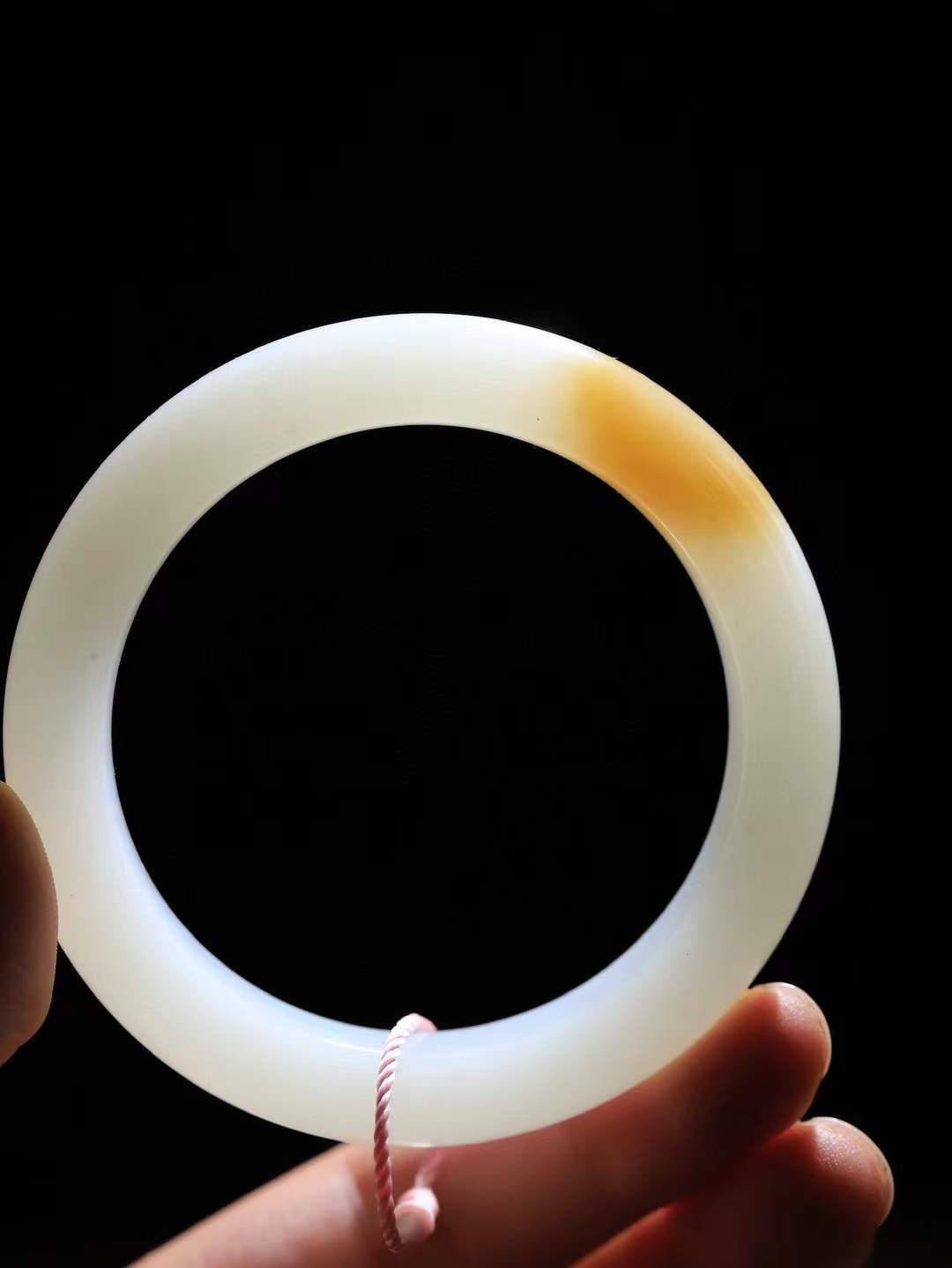 【腕间柔情.手镯】   

精品和田玉糖白玉手镯 玉质温润细腻 油性十足 古朴秀雅 轻抚岁月的栏杆软香温玉，腕间玉镯轻轻晃动，令人情动心间，撷一缕月末的芬芳，把心思铺陈，时光静美，惟有你最温柔。重58.5克   尺寸54-12.5-9.5mm  46401155A