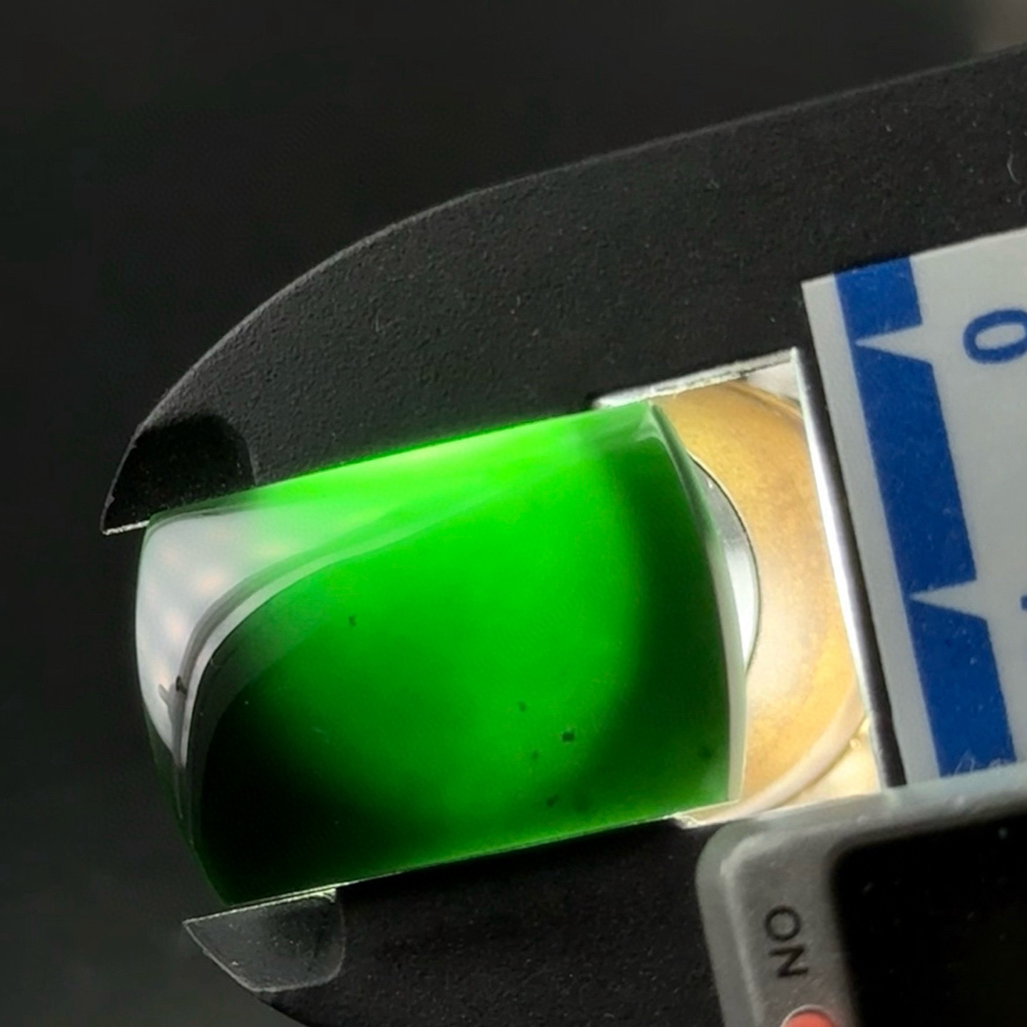 精品马鞍裸石戒面 种好色正 黑度极好 打灯通透 油性十足 可做无事牌 尺寸24.2