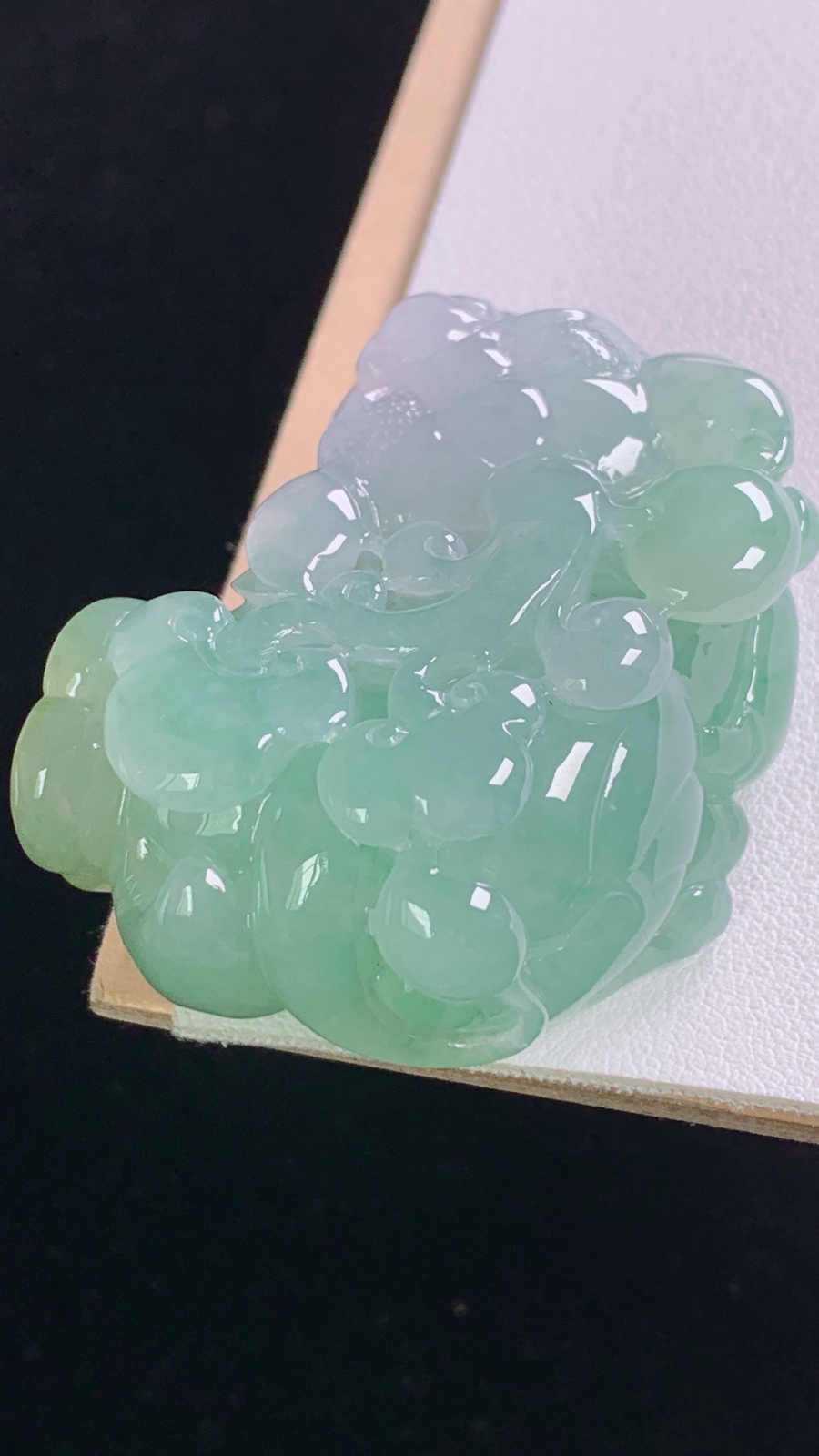 冰飘绿貔貅
花色灵动，雕工精湛，霸气，
尺寸:46.2-34.4-22.2mm 9