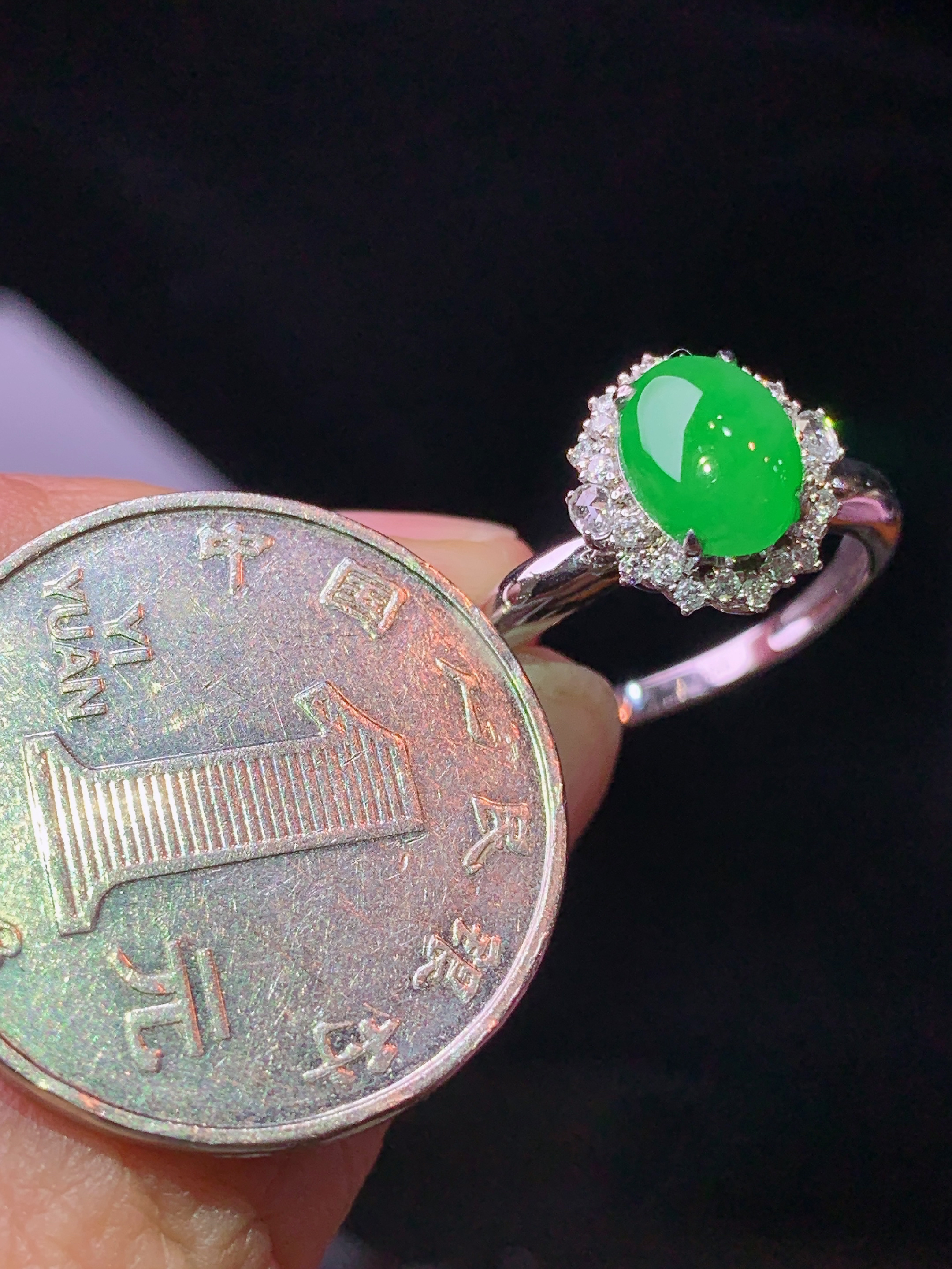 18k金钻镶嵌翠绿蛋面戒指 玉质细腻 色泽艳丽清新 水润亮眼 圈口14 整体尺寸11.3*10.6*8j2