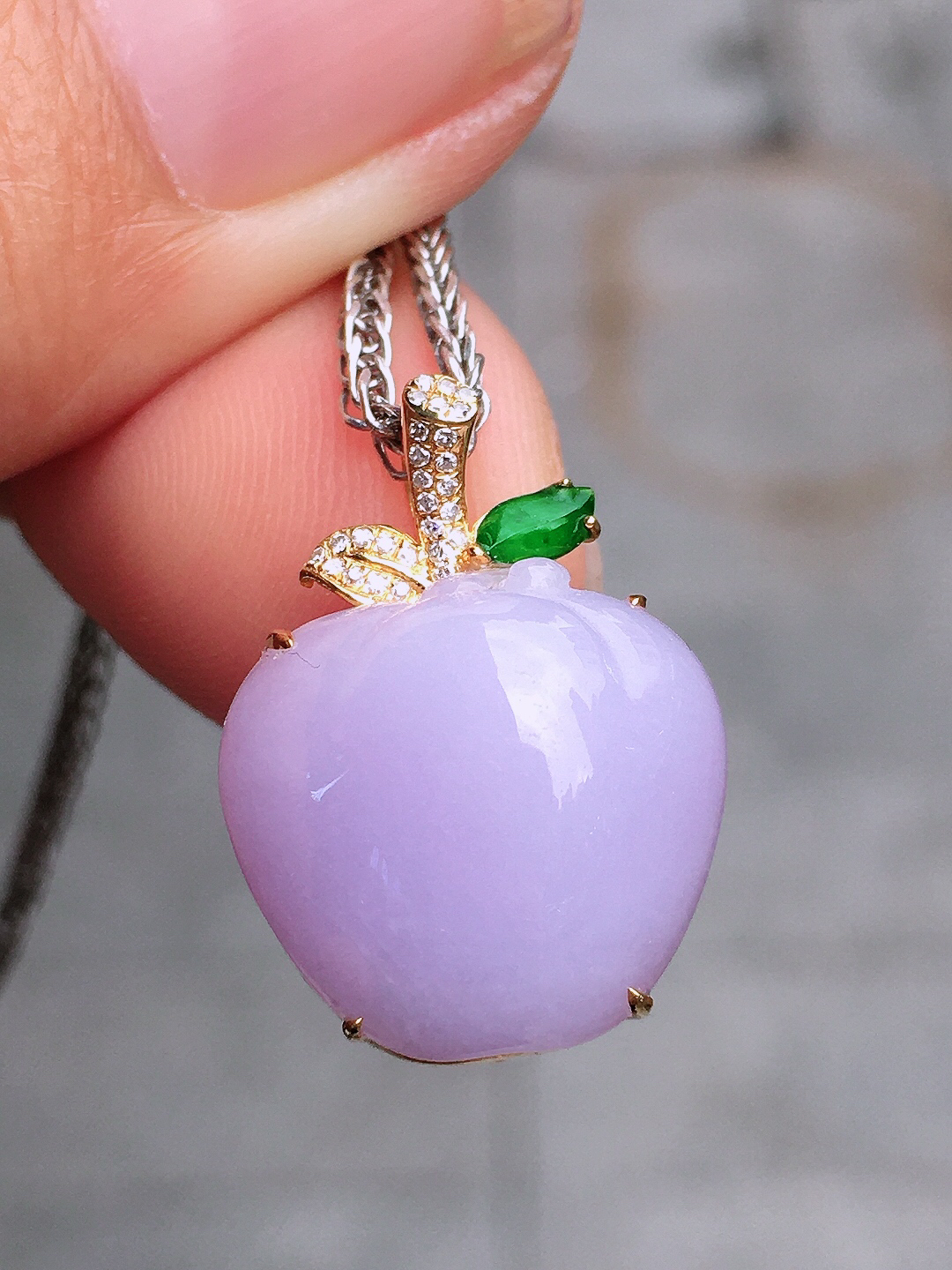 紫罗兰【苹果】吊坠，色泽均匀艳丽，玉质细腻，荧光感超
强，饱满圆润，尽显优雅气质，18k
金豪华镶嵌