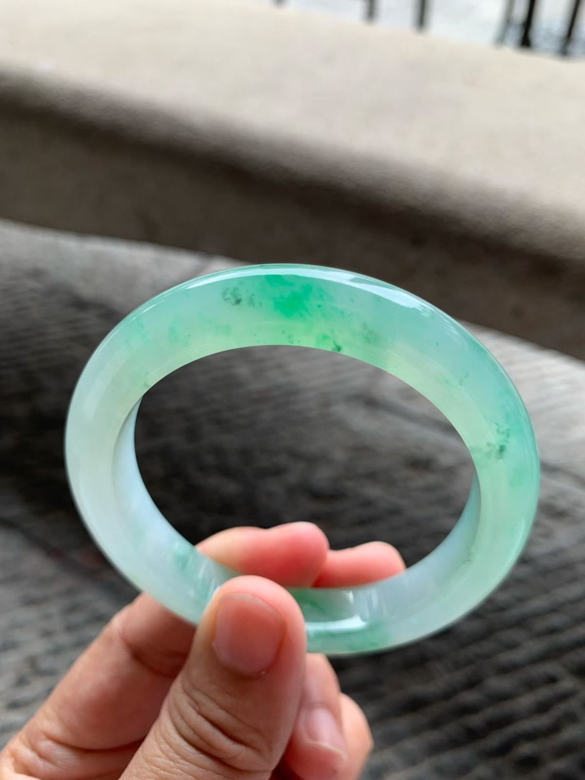 飘绿花正圈手镯尺寸56*11*9 老种通透，纯净细腻，胶润无比，颜色清新柔和，花色灵动轻盈！