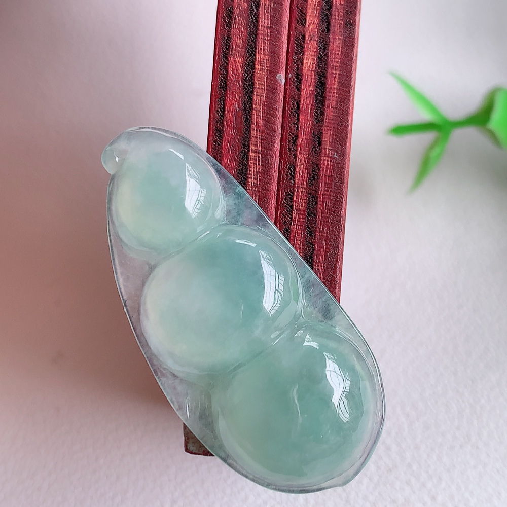 冰润福豆翡翠挂件，老种飘花  冰清玉洁  胶感十足  寓意“四季平安，福气满满”颜色鲜艳，清新自然，