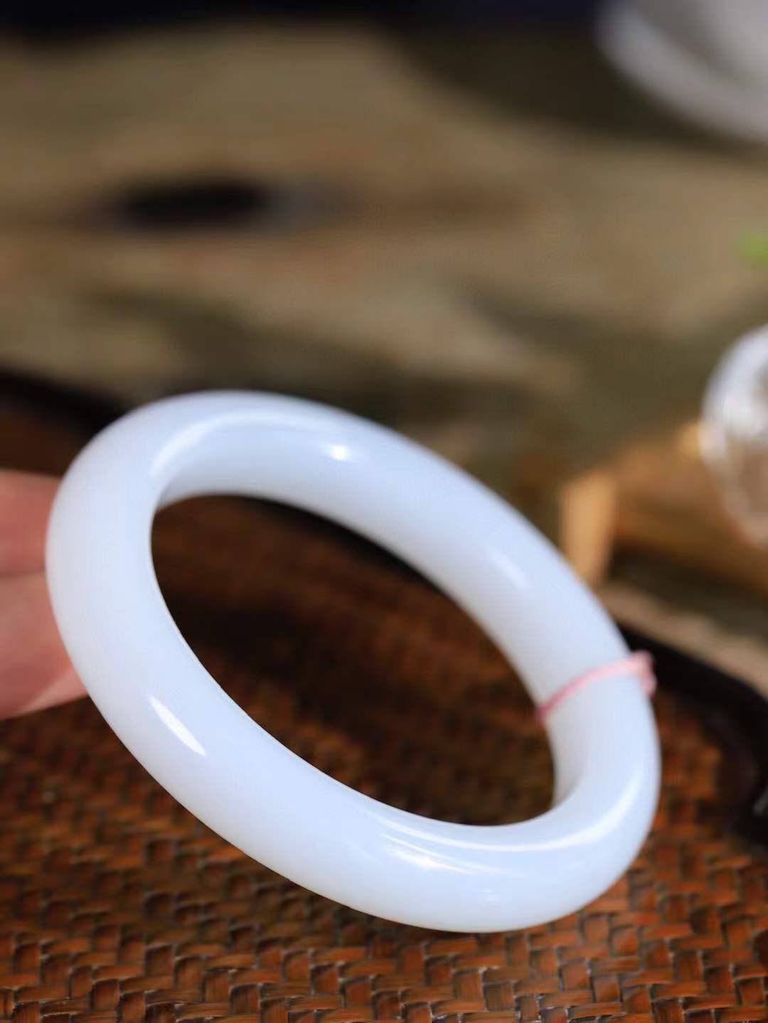 【婉约佳人.手镯】

精品和田玉白玉手镯 玉质温润细腻 油性十足 手感舒适，高华雅逸，线条流畅，简约大气，美自天成，素雅高贵。佩戴于腕间，婉约之美，举手投足间透出那份低调奢华。重63克 内径56.5mm  尺寸12-10.5mm   FDA-66451139