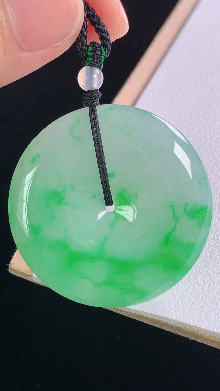 冰飘绿平安扣
翠色鲜浓，饱满圆润
尺寸:34.9-5.2mm 8