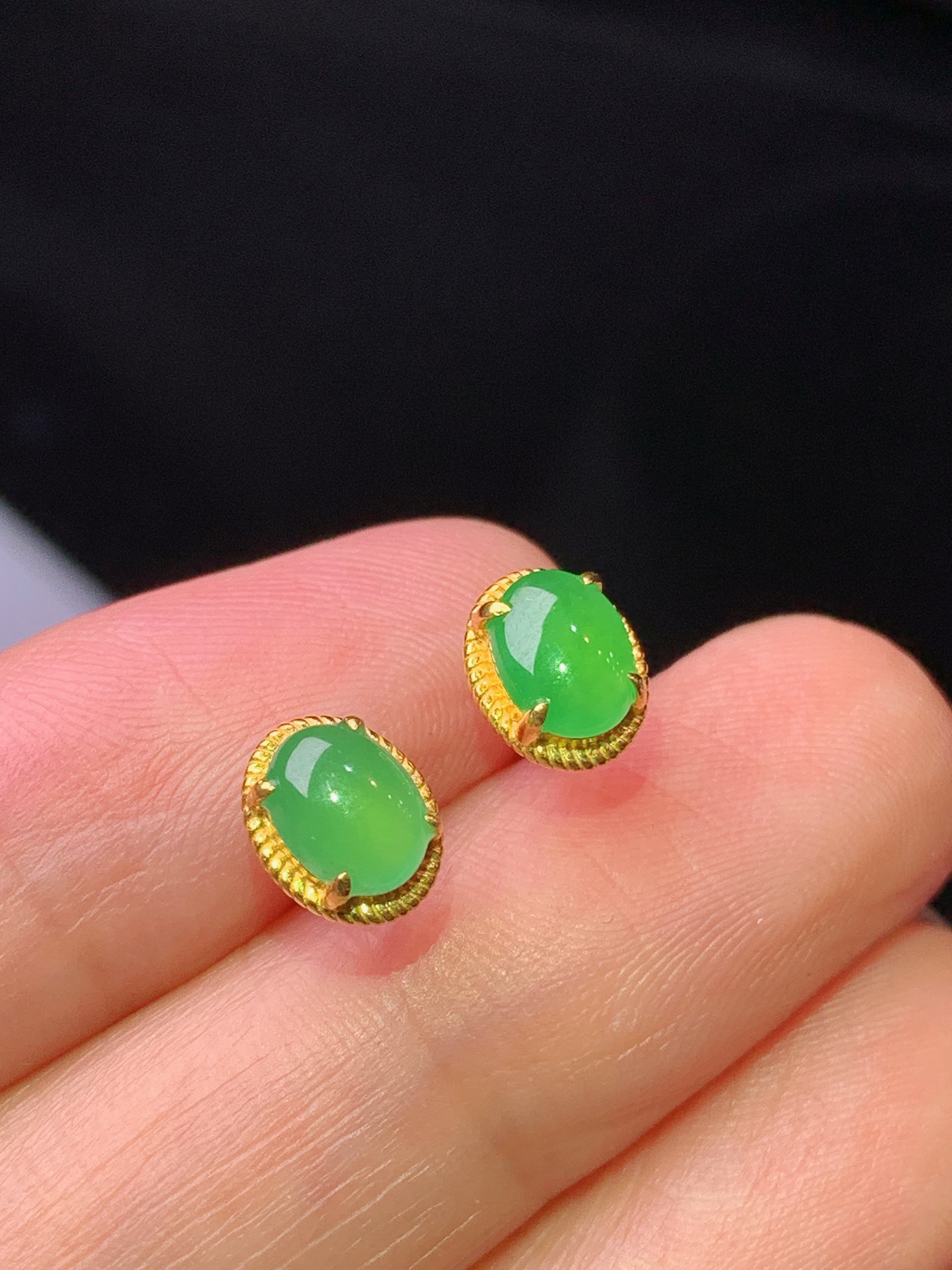 18k金钻镶嵌翠绿耳钉 玉质细腻 色泽艳丽清新 水润亮眼 整体尺寸7.6*6*3j2