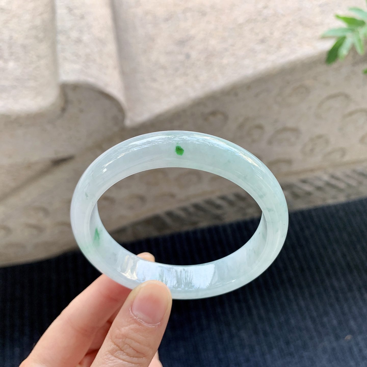 【圈口】59/13.5/7.6
【描述】细糯飘绿，水润，种老，细腻，无纹裂！