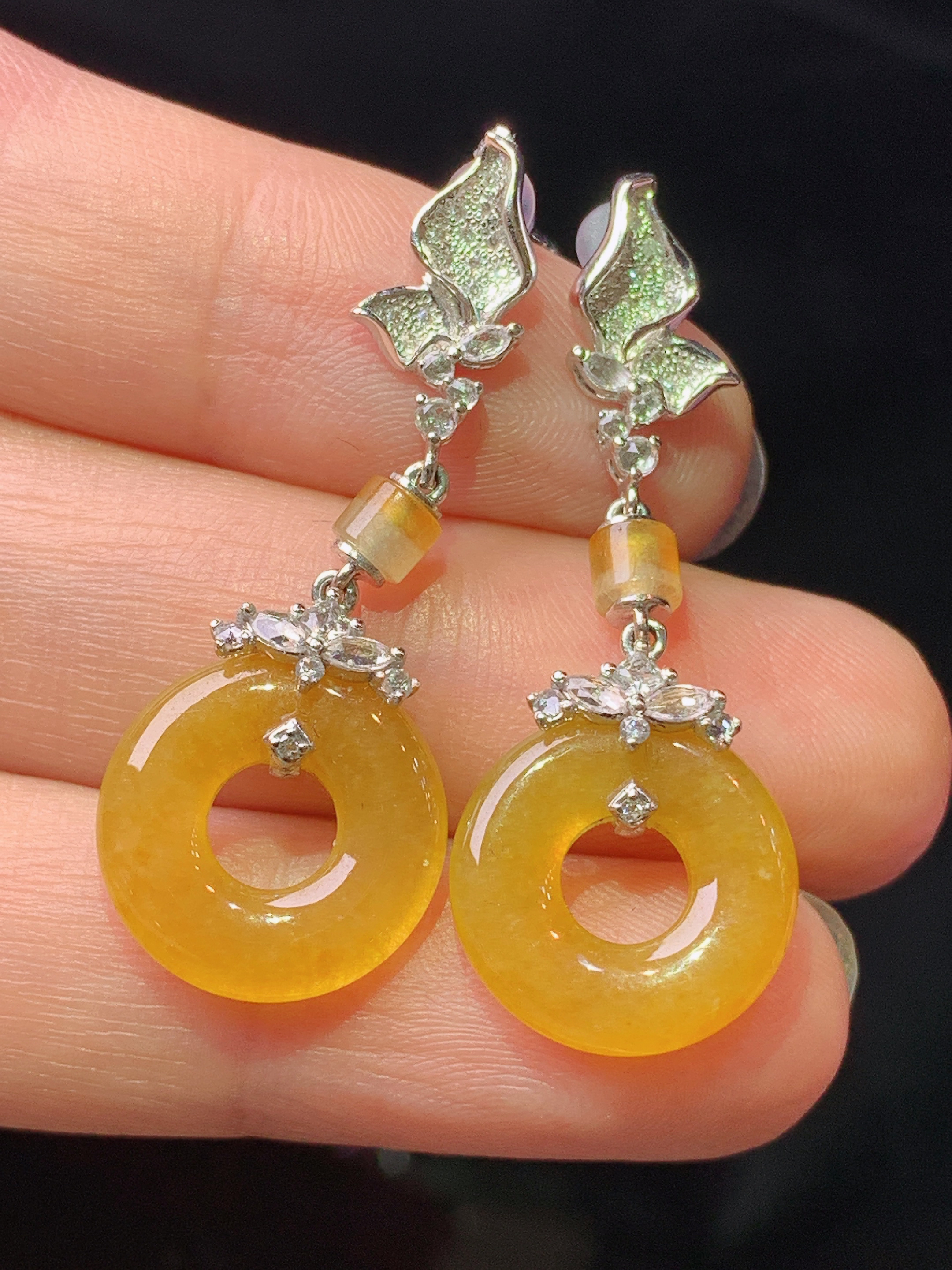 18k金钻镶嵌黄翡平安环耳坠 玉质细腻 色泽艳丽清新 水润亮眼 整体尺寸36.8*13.5*3.2c