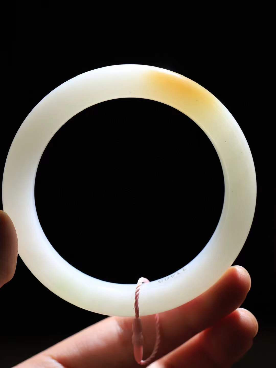 （一见倾心.手镯）

精品和田玉糖白玉手镯，玉质温润细腻 油性十足 手感舒适，高华雅逸，线条流畅，简约大气，美自天成，素雅高贵。佩戴于腕间，婉约之美，举手投足间透出那低调奢华。重68.2克  尺寸60.5-12.5-10mm  56401136A