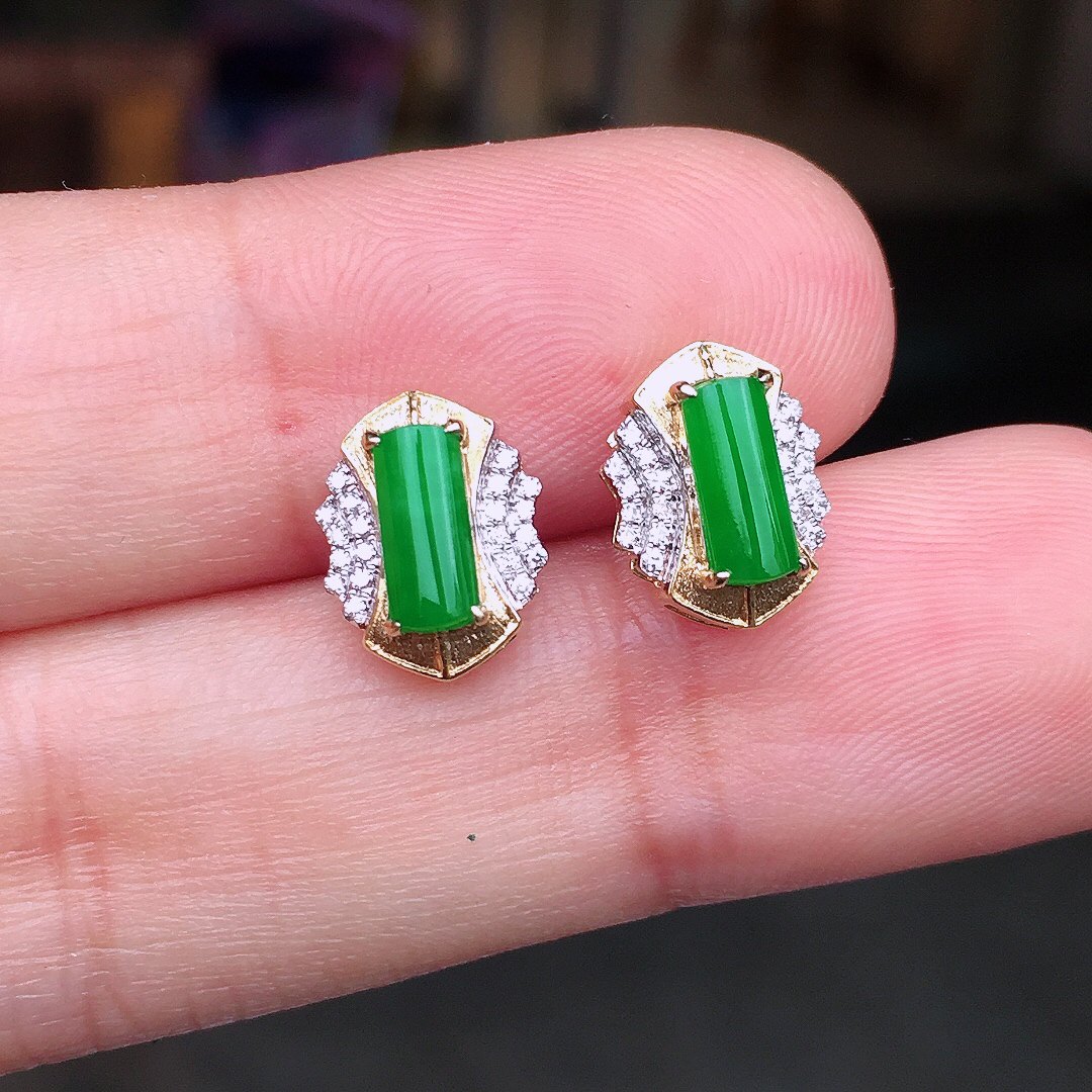 阳绿马鞍耳钉，色泽均匀艳丽，玉质细腻，荧光感超
强，饱满圆润，尽显优雅气质，18k
金豪华镶嵌