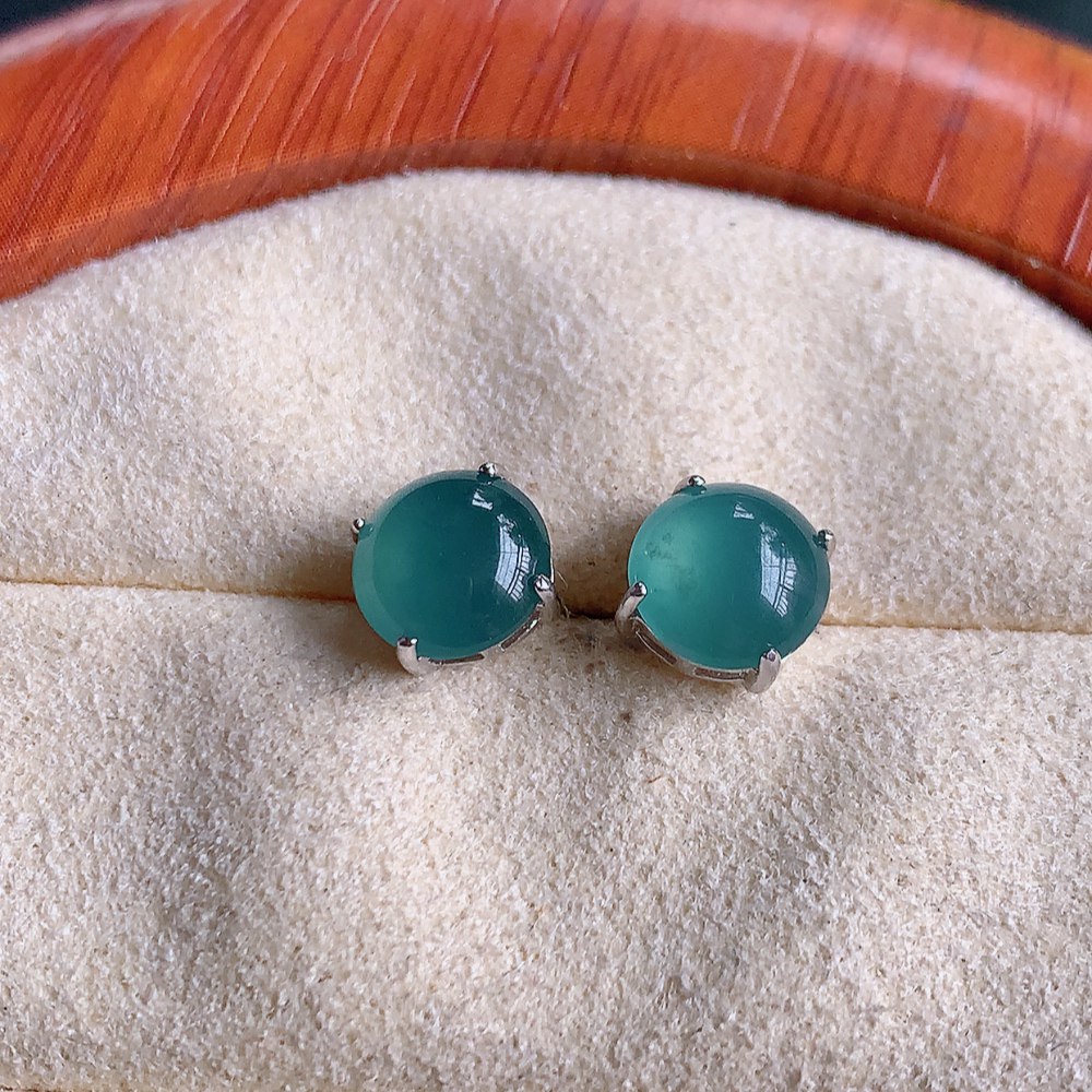 冰晴水翡翠耳钉，自然光实拍，翠色灵动，颜色漂亮，种老水足，品相佳，佩戴佳品！W481.11  取一整