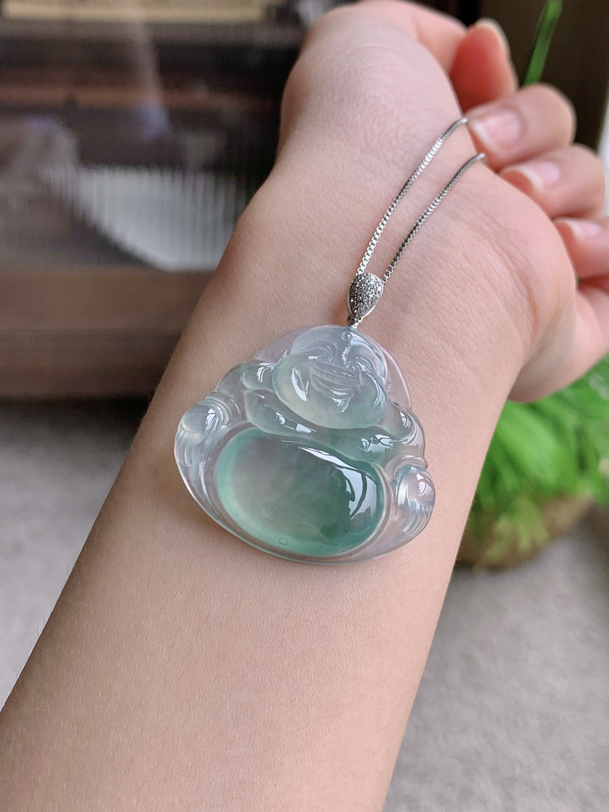 【镶嵌】高冰佛公吊坠
【说明】缅料 18k金镶嵌 性价比高  
【整体】40
【裸石】34.6-32.3-5.8