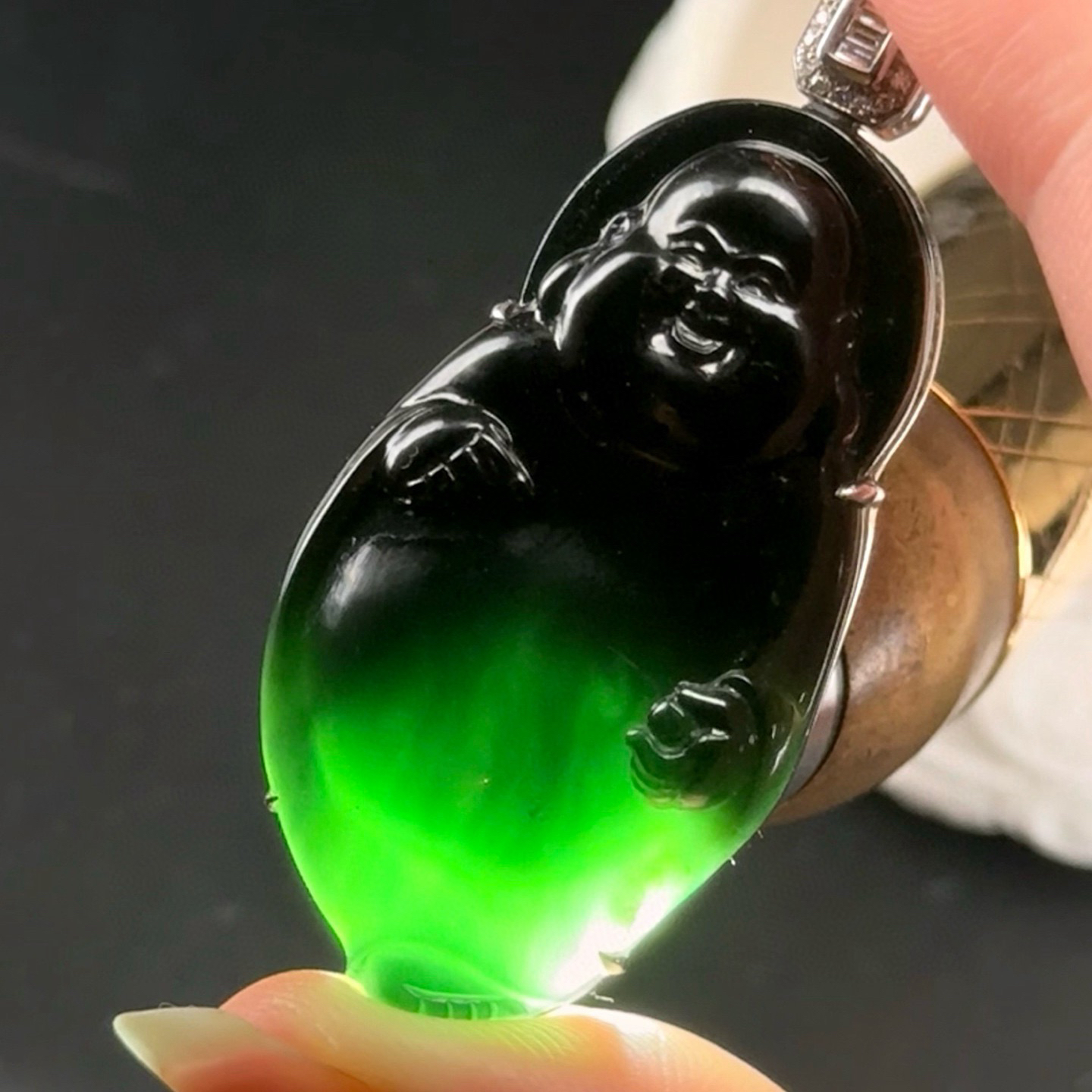 精品18k墨翠站佛 种好色正 黑度极好 打灯通透 油性十足 尺寸50.1
