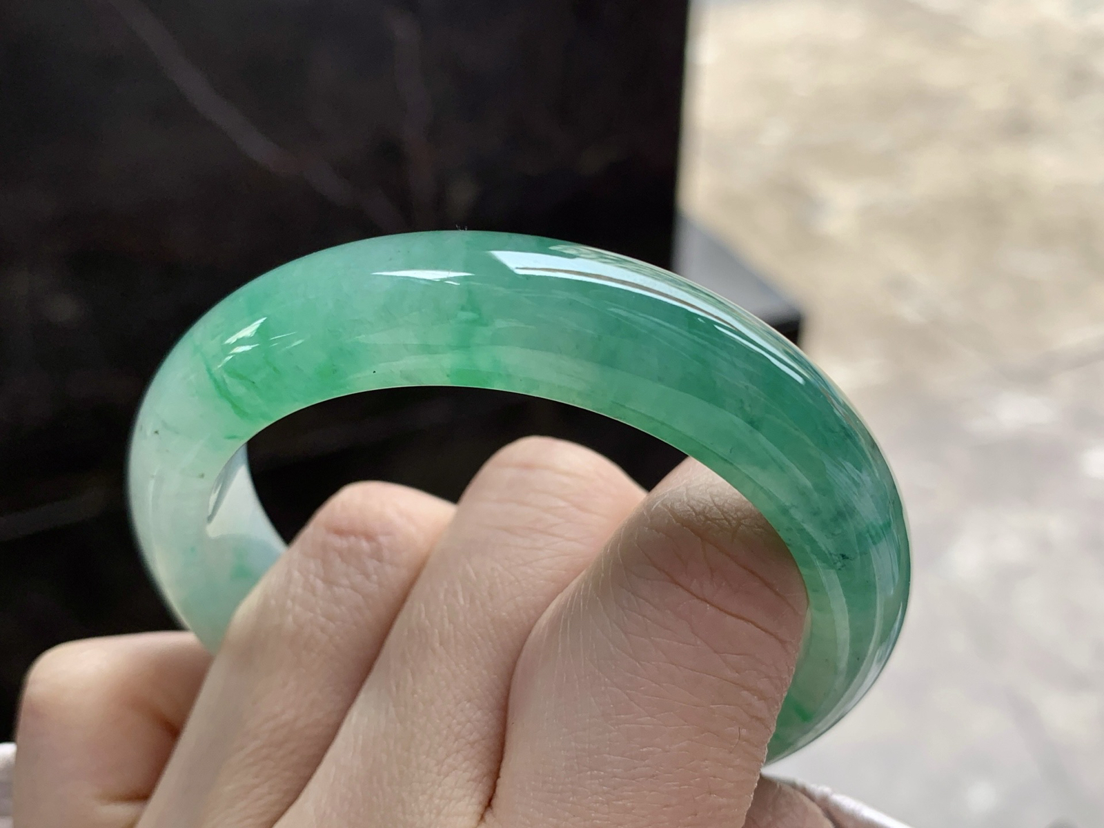 52.6-12.7-8.3

冰绿花手镯^_^颜色鲜艳起光