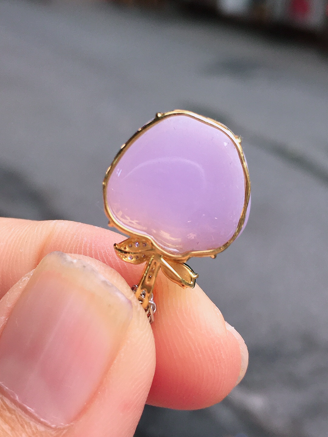 紫罗兰【苹果】吊坠，色泽均匀艳丽，玉质细腻，荧光感超
强，饱满圆润，尽显优雅气质，18k
金豪华镶嵌