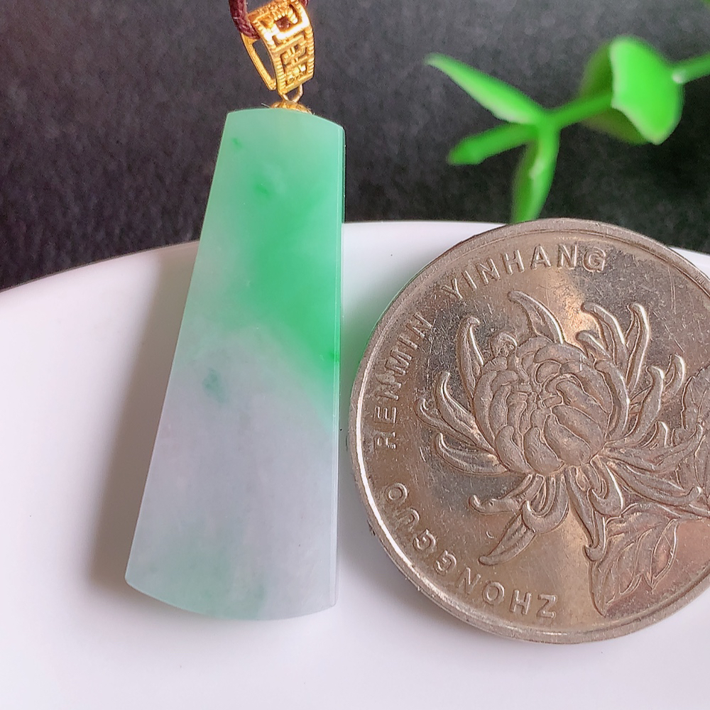 冰润飘绿无事牌翡翠吊坠，平平安安，万事如意，沁人心脾，清秀高雅，18k金镶嵌   W42.11  尺寸：29.6-12.3-3.8mm