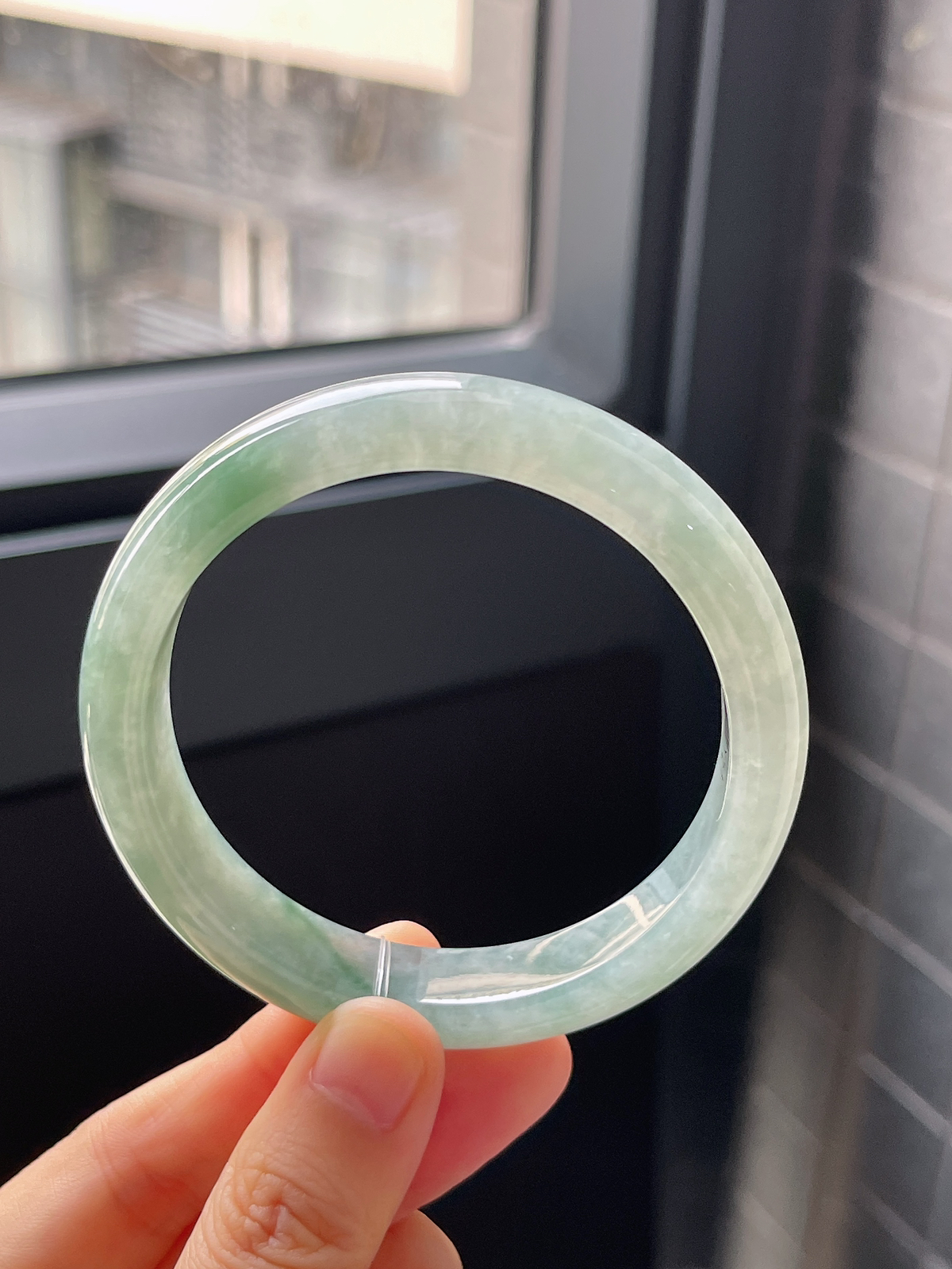 正圈57.7圈口，翡翠冰糯种淡绿色手镯