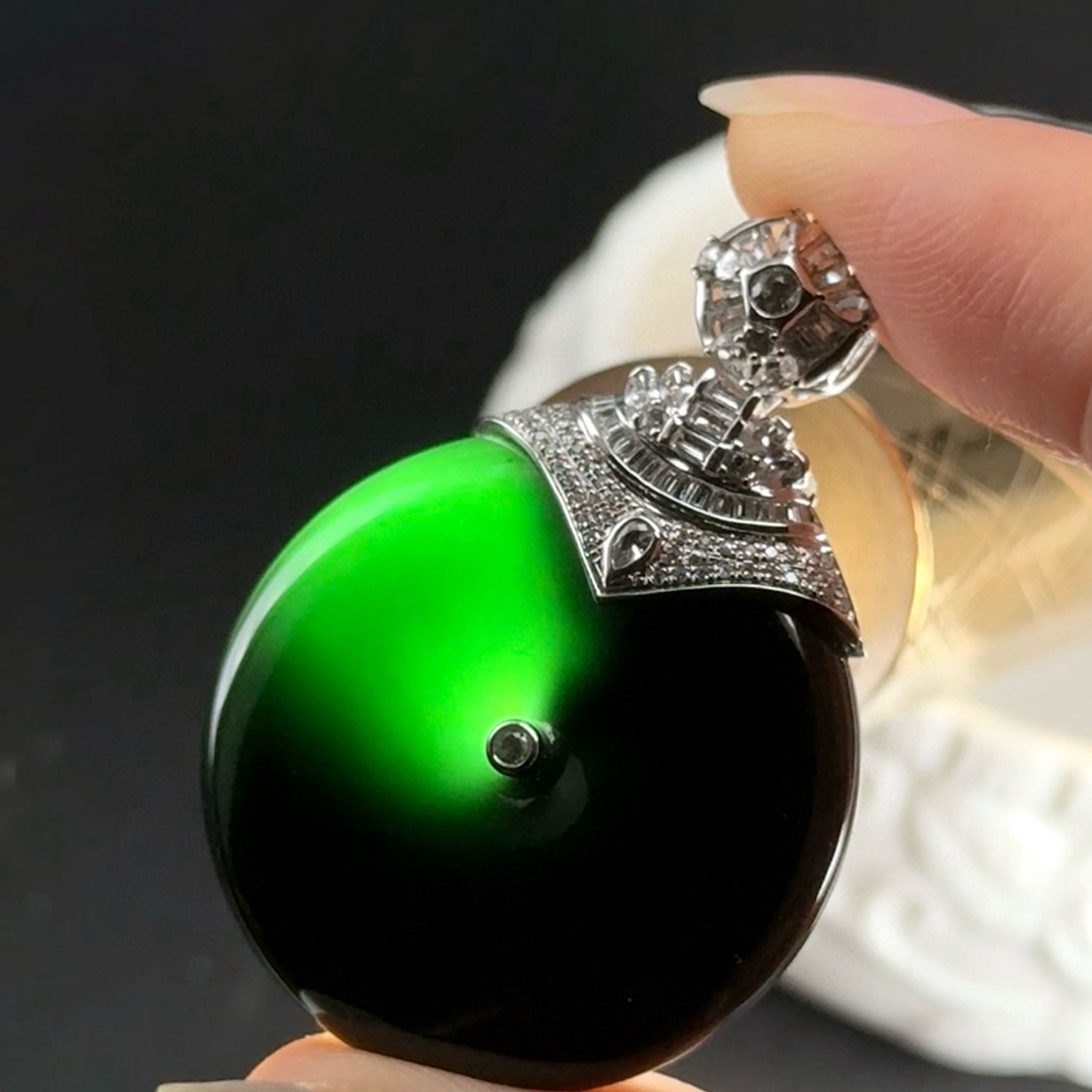 精品18k墨翠平安扣 种好色正 黑度极好 打灯通透 油性十足  尺寸42