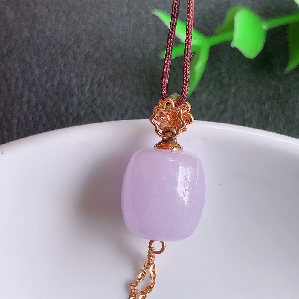 18k金伴钻冰润紫罗兰路路通翡翠吊坠  款式新颖时尚，日常百搭的款。满满的份量感，紫气东来，清秀高雅，上身效果优雅迷人！性价比超值  W42.11  整体尺寸：40-11.2mm  裸石尺寸：11.5-11.2mm