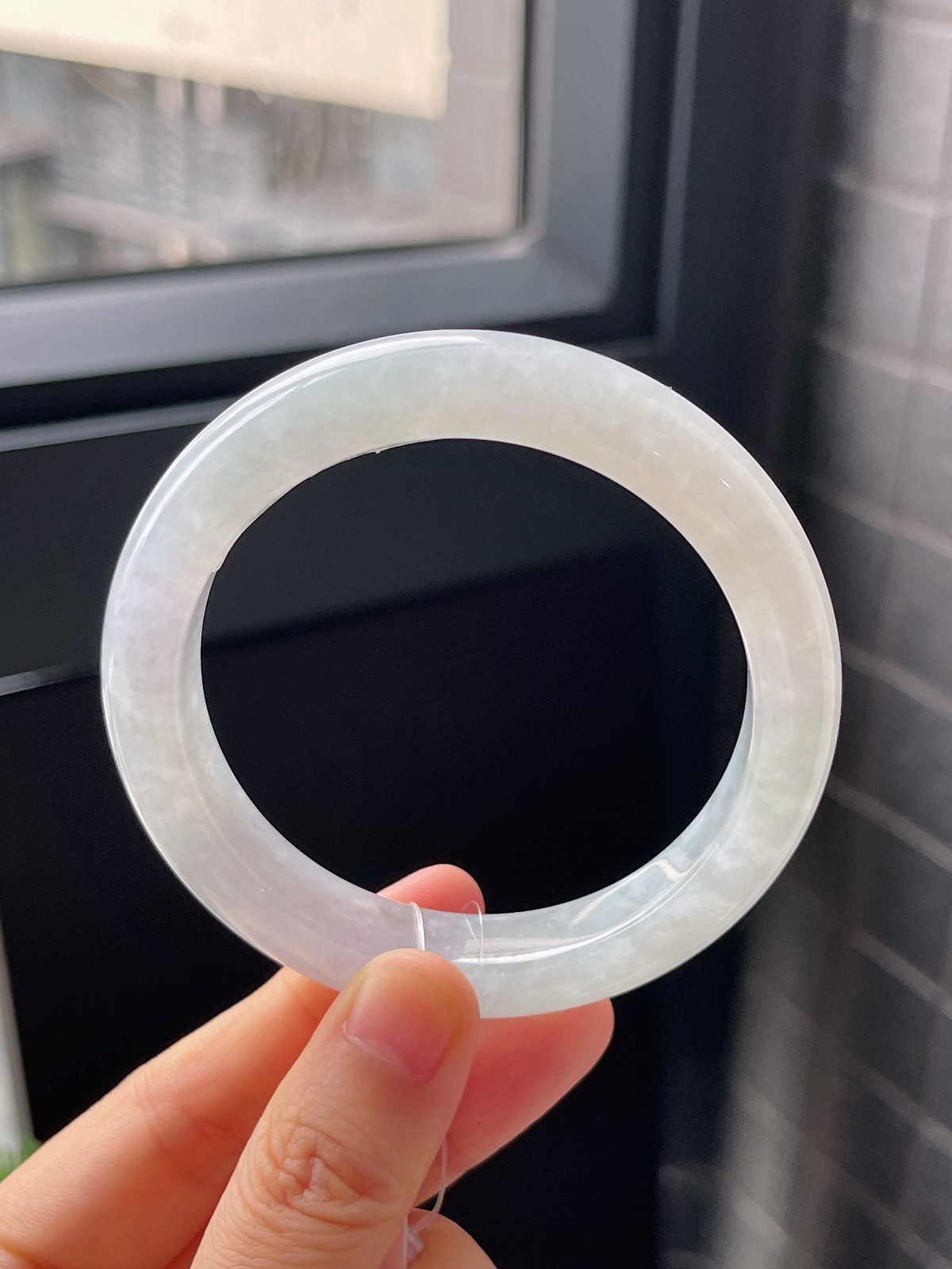 正圈56.8圈口，翡翠冰糯种淡绿色手镯