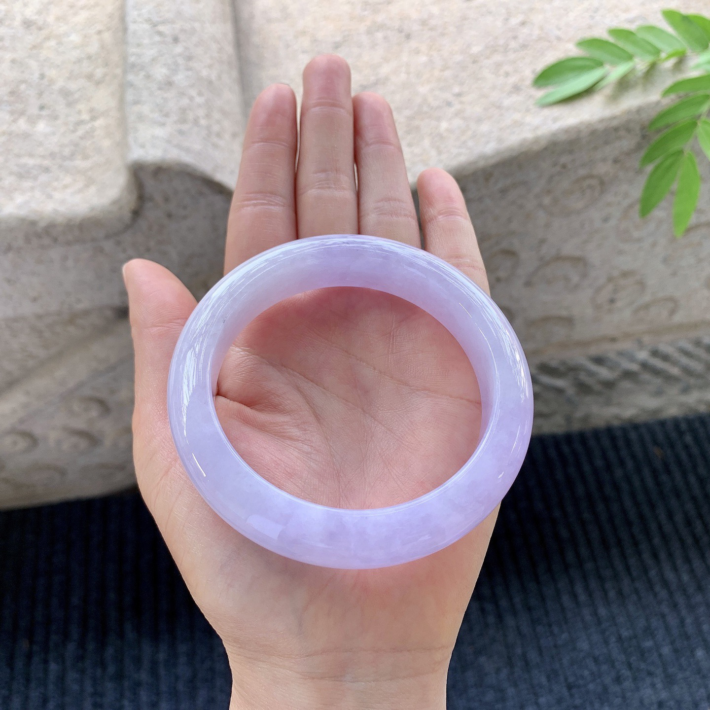 正圈59 60
【圈口】60.5/13.1/9.1
【描述】紫罗兰，满紫，水润，种老，细腻，打灯有晶体线！