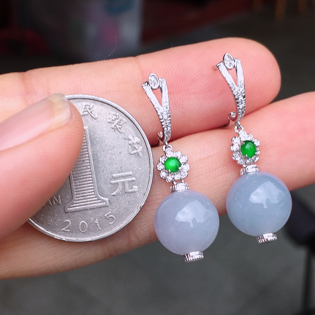 紫罗兰珠子耳坠，色泽均匀艳丽，玉质细腻，荧光感超
强，饱满圆润，尽显优雅气质，18k
金豪华镶嵌