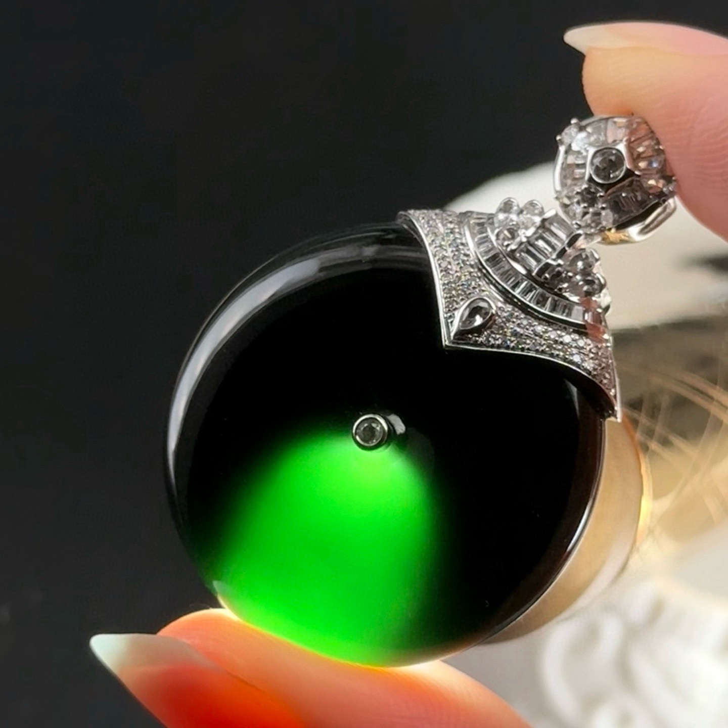 精品18k墨翠平安扣 种好色正 黑度极好 打灯通透 油性十足  尺寸42