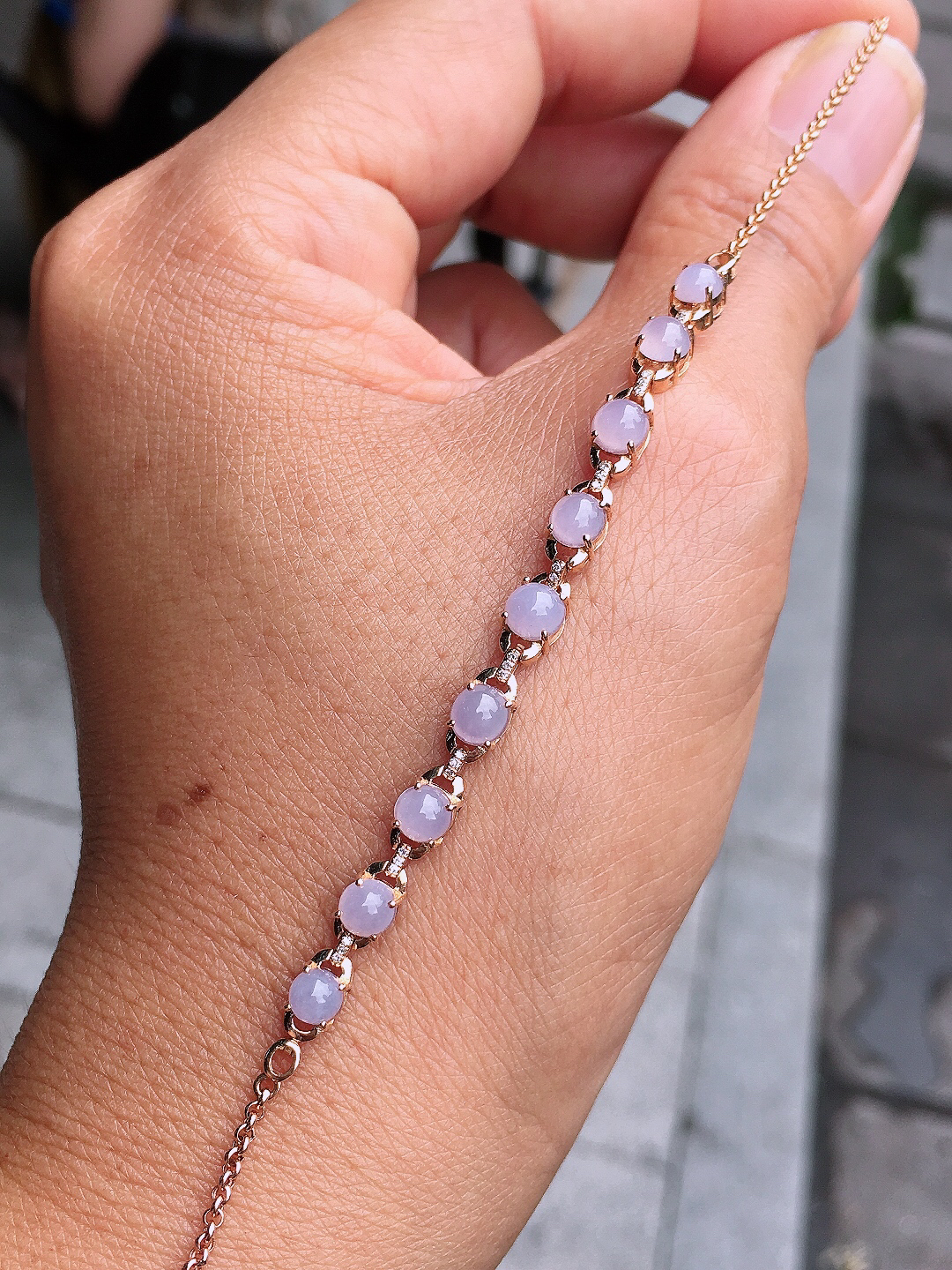 紫罗兰蛋面手链，色泽均匀艳丽，玉质细腻，荧光感超
强，饱满圆润，尽显优雅气质，18k
金豪华镶嵌