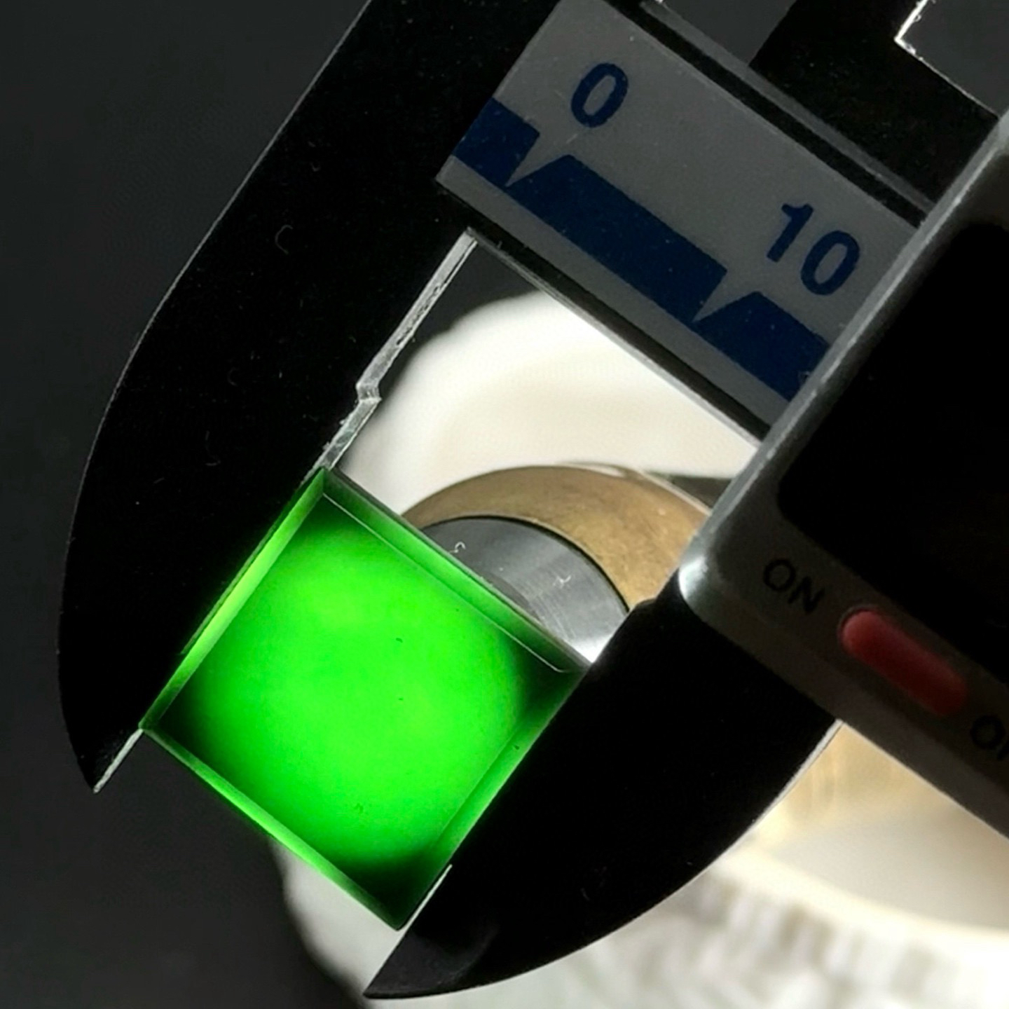 精品墨翠方戒面 种好色正 黑度极好 打灯通透 油性十足 尺寸14.8