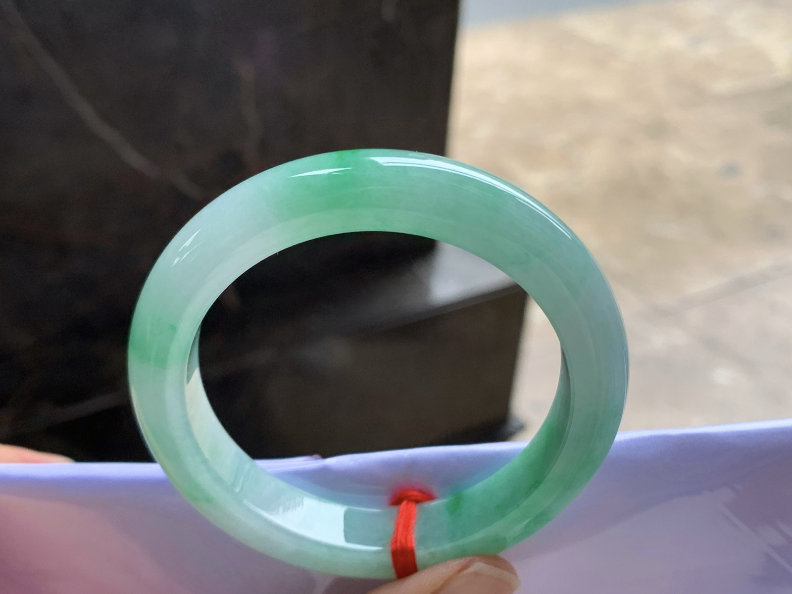 52-10.8-8.5

带色手镯^_^色阳 玉质温润 清新