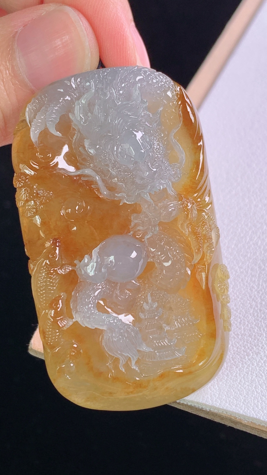 黄翡府上有龙
天然黄翡，雕工精湛，霸气，
尺寸:52.3-29.5-13.8mm 9