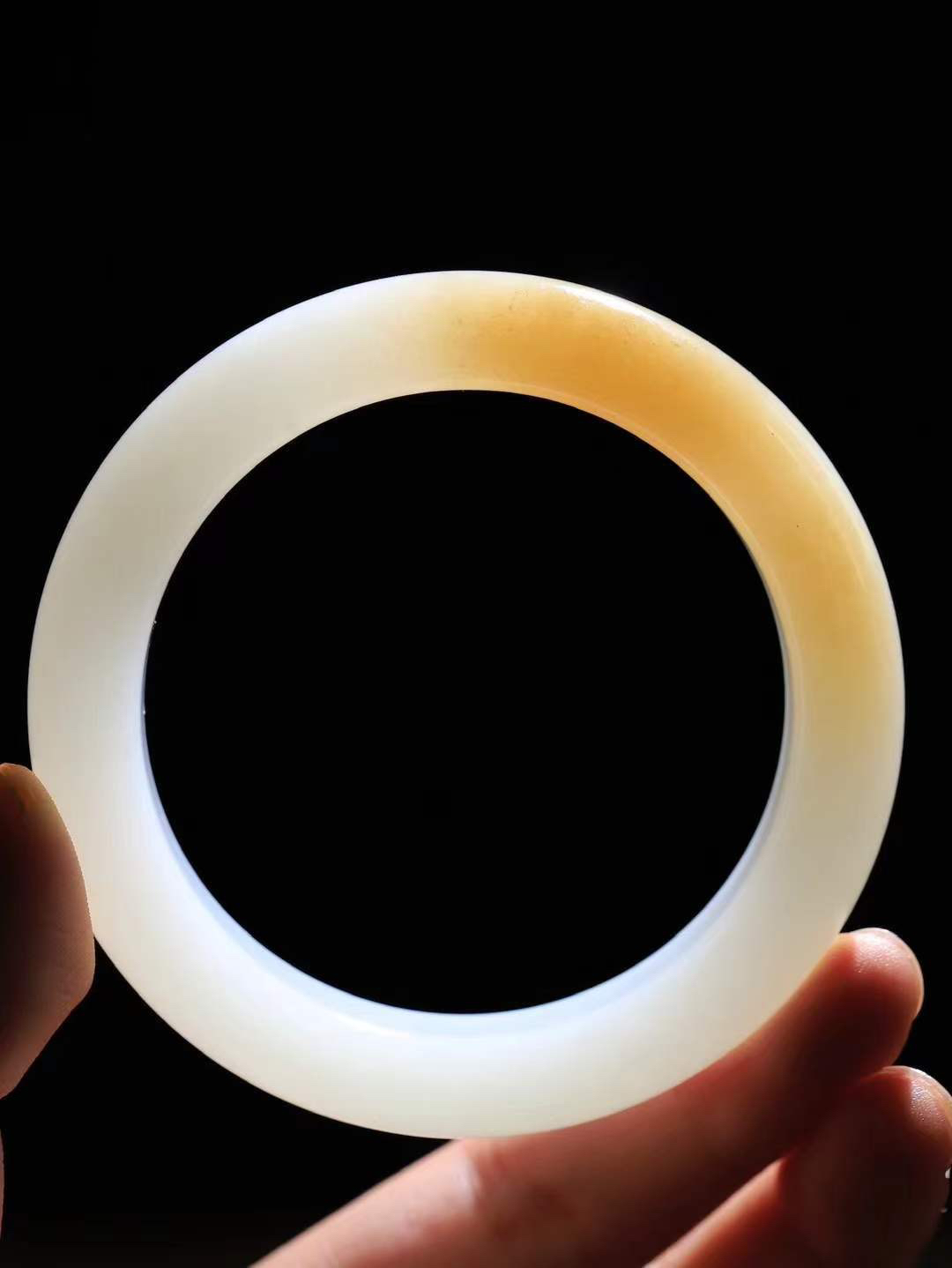 （温柔雅致.手镯）

精品和田玉糖白玉手镯。镯型饱满，温润细腻，脂润沁香。️执一卷书，沏一盏茶，着一袭裙，戴一只镯。淡淡浅笺，素心若兰，静赏玉中诗画。悠悠岁月，芊手轻摘，盛满诗样芳华。重79.5克   尺寸59.5-14.2-10.5mm    FDA-32401100