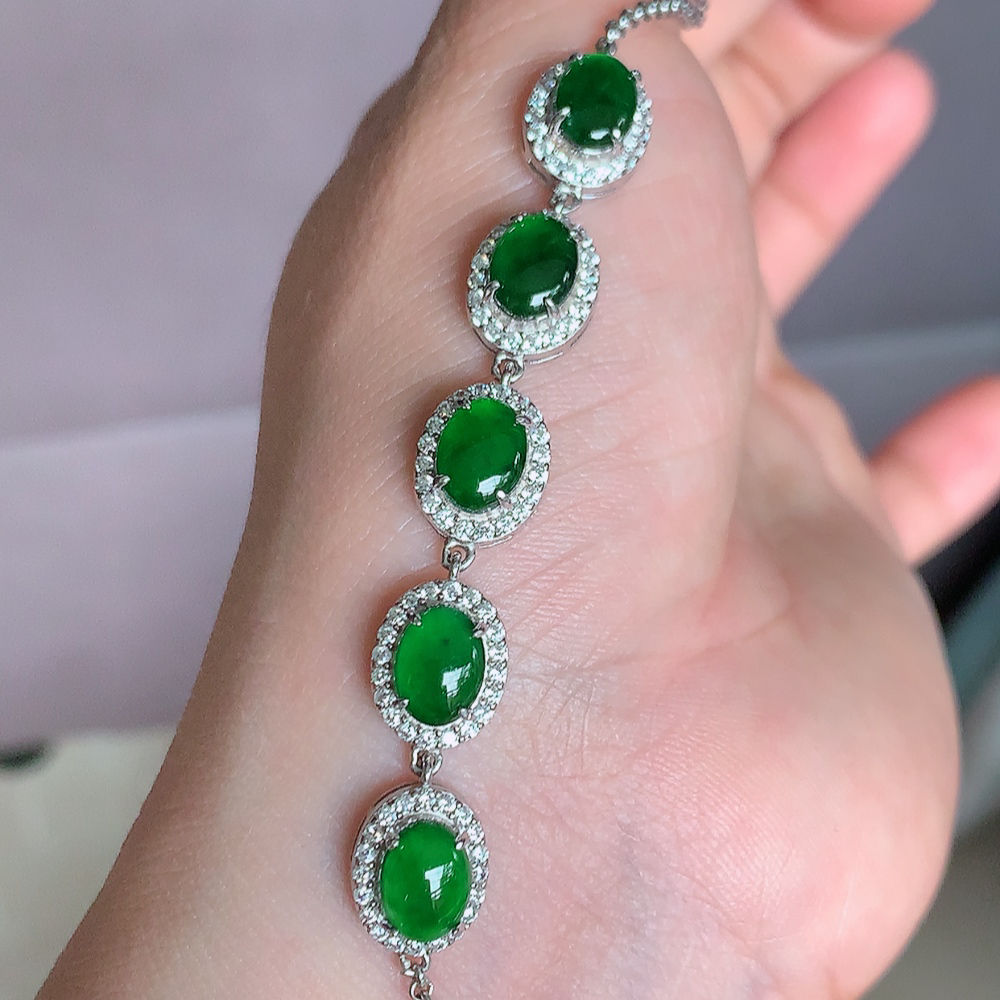 冰润翡翠蛋面手链，水水润润，珠圆玉润，颜色鲜艳，妙明清净，清秀高雅，佩戴效果优雅迷人！性价比超值 W481.11取一尺寸：11-9.2-6mm    裸石尺寸大： 8-6mm