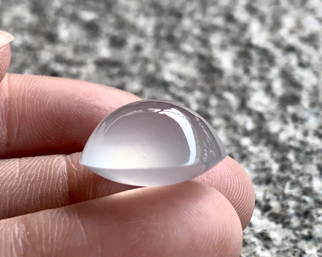 ️ 高冰蛋面，起荧起胶，肉眼不见棉絮，仅余一汪清冽冰湖在戒面荡漾  
尺寸16.8×15×9.8