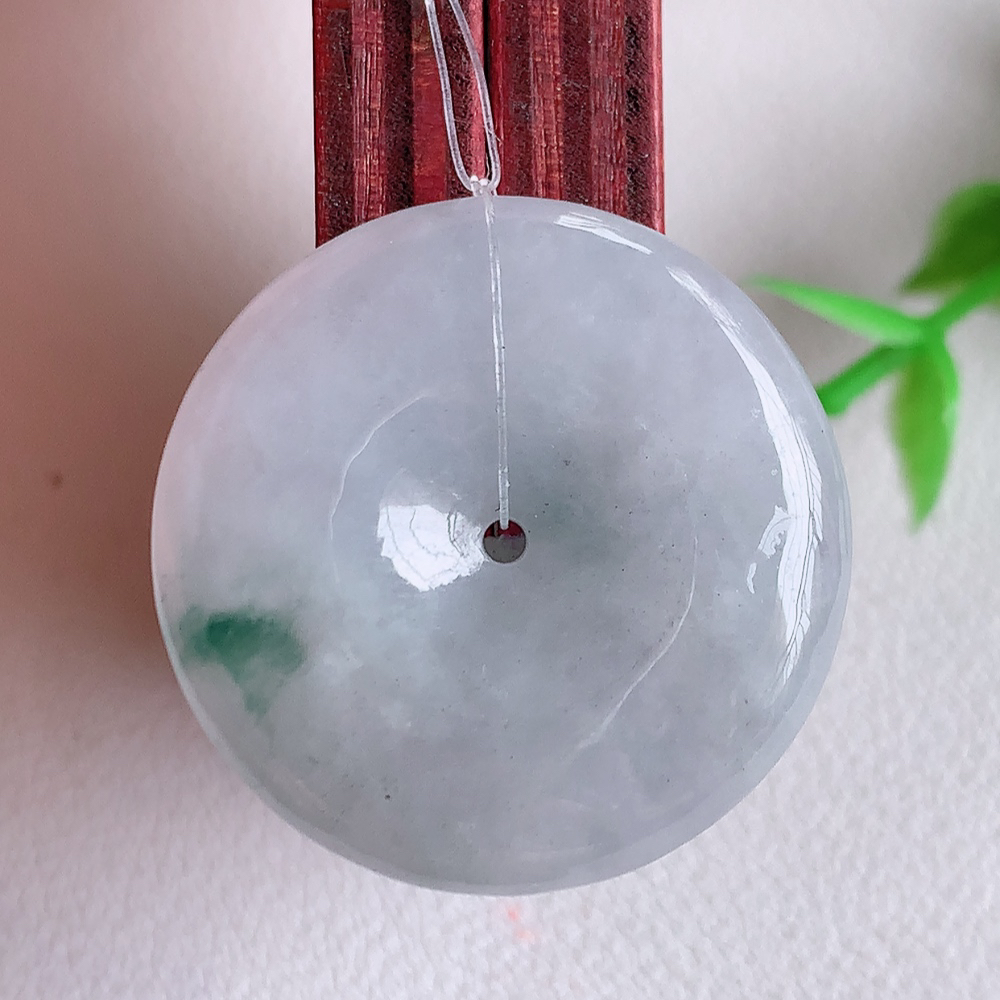 冰润飘花平安扣吊坠，厚装饱满，冰润剔透，细腻水足，种质润泽，飘花灵动，佩戴优雅大气，W49.11  