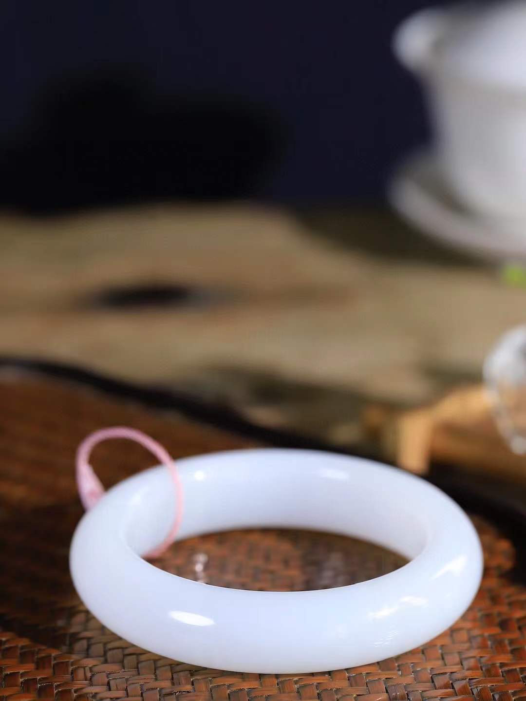 【腕间柔情.手镯】   

精品和田玉糖白玉手镯 玉质温润细腻 油性十足 古朴秀雅 轻抚岁月的栏杆软香温玉，腕间玉镯轻轻晃动，令人情动心间，撷一缕月末的芬芳，把心思铺陈，时光静美，惟有你最温柔。重77.2克   尺寸55.5-14.8-10.5mm  46401155A