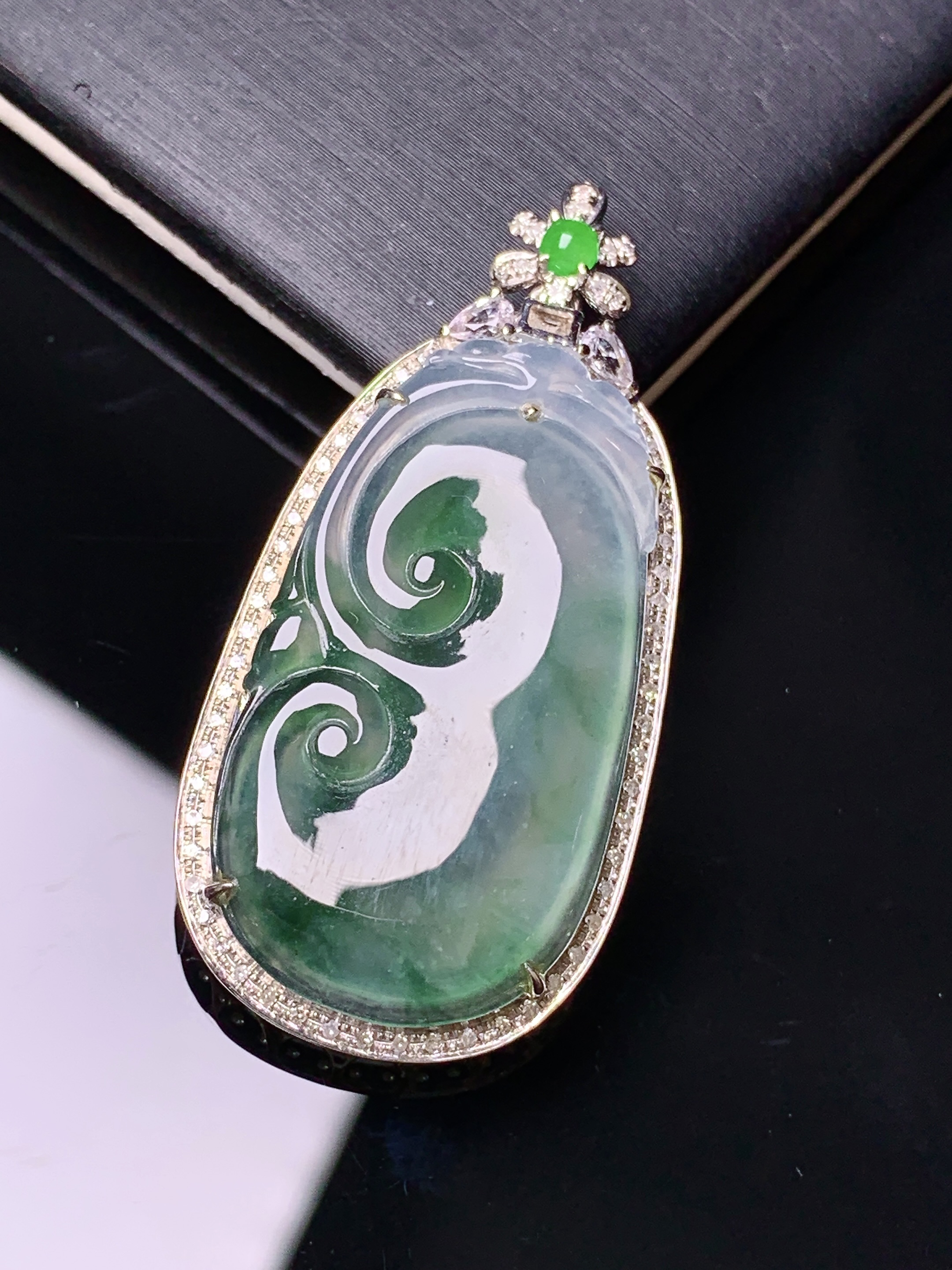 18k金钻镶嵌飘绿如意吊坠 玉质细腻 色泽艳丽清新 水润亮眼 整体尺寸40*19.3*6.5yz