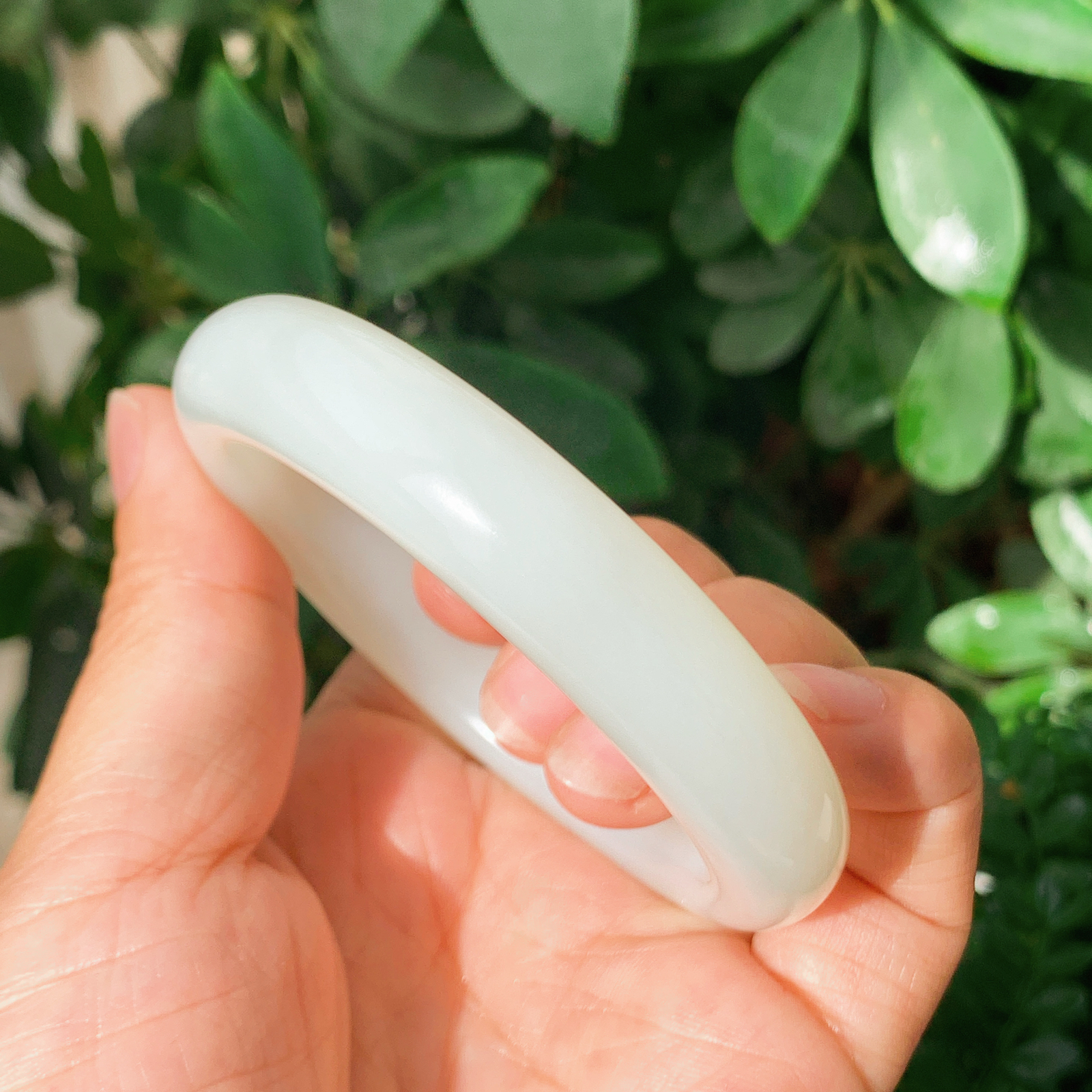 羊59白玉手镯和田玉山料手镯59圈口宽13厚10无裂无杂特细腻 高脂粉，高品质，萦绕腕间时，古韵不失时尚，素雅不失品味，细腻光滑的触感，使人沉醉，气质高雅 魅力动人