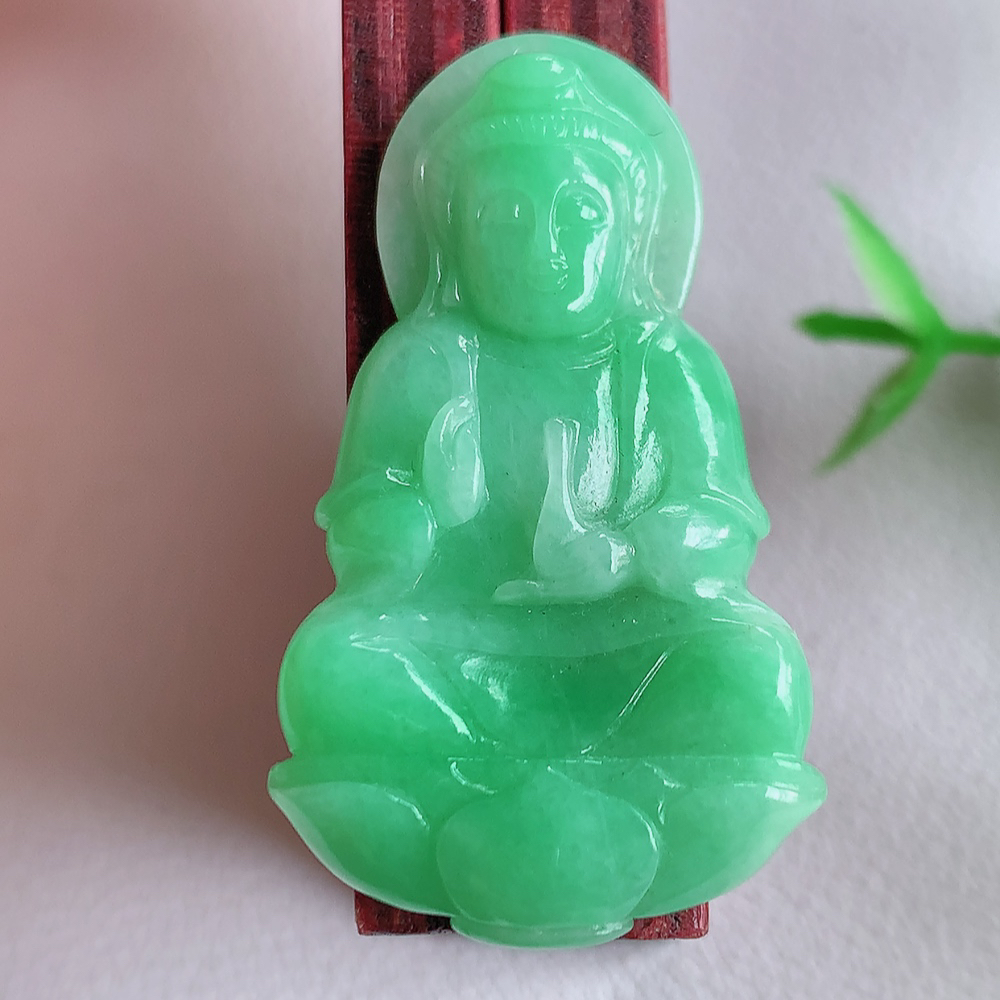 冰润满绿精雕观音吊坠，法相端庄大气，工艺精湛，种色浓郁，细腻饱满冰润，种老水足，收藏佳品，佩戴大气  W42.11     尺寸：37.8-22-5mm