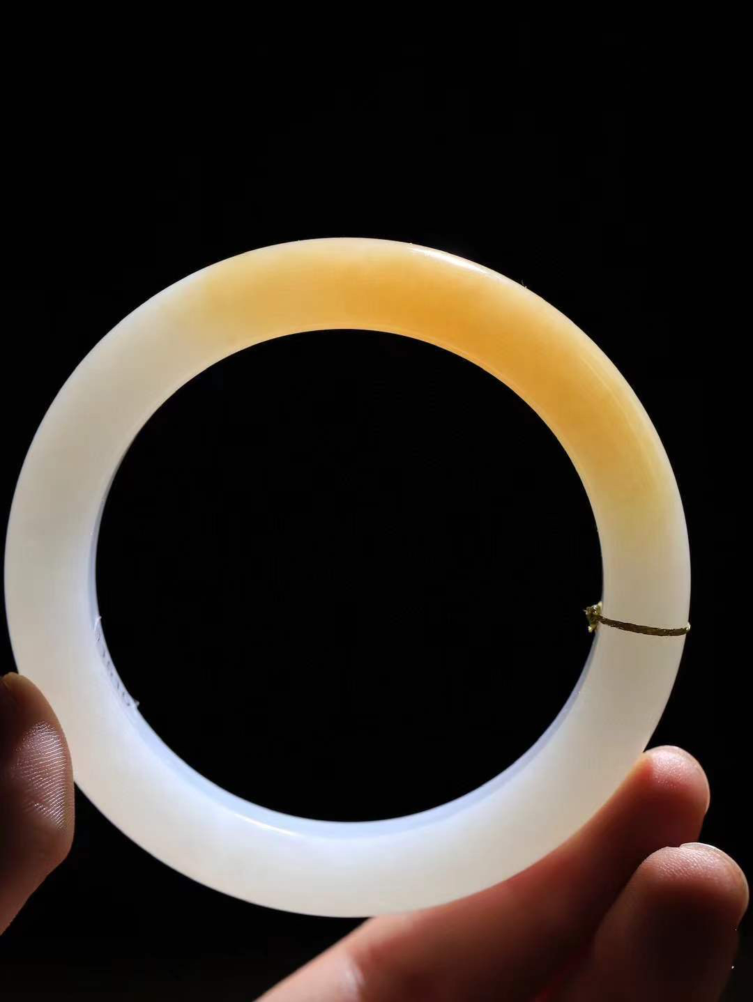 【柔情素语·手镯】

精品和田玉糖白玉手镯，玉质细腻温润，手感舒适，️线条流畅，简约大气，美自天成，佩戴于腕间，婉约之美，举手投足间透出那份低调奢华，醉人心扉。重63.2克 内径圈口58.5mm  尺寸12.2-10mm   FDA-55401103