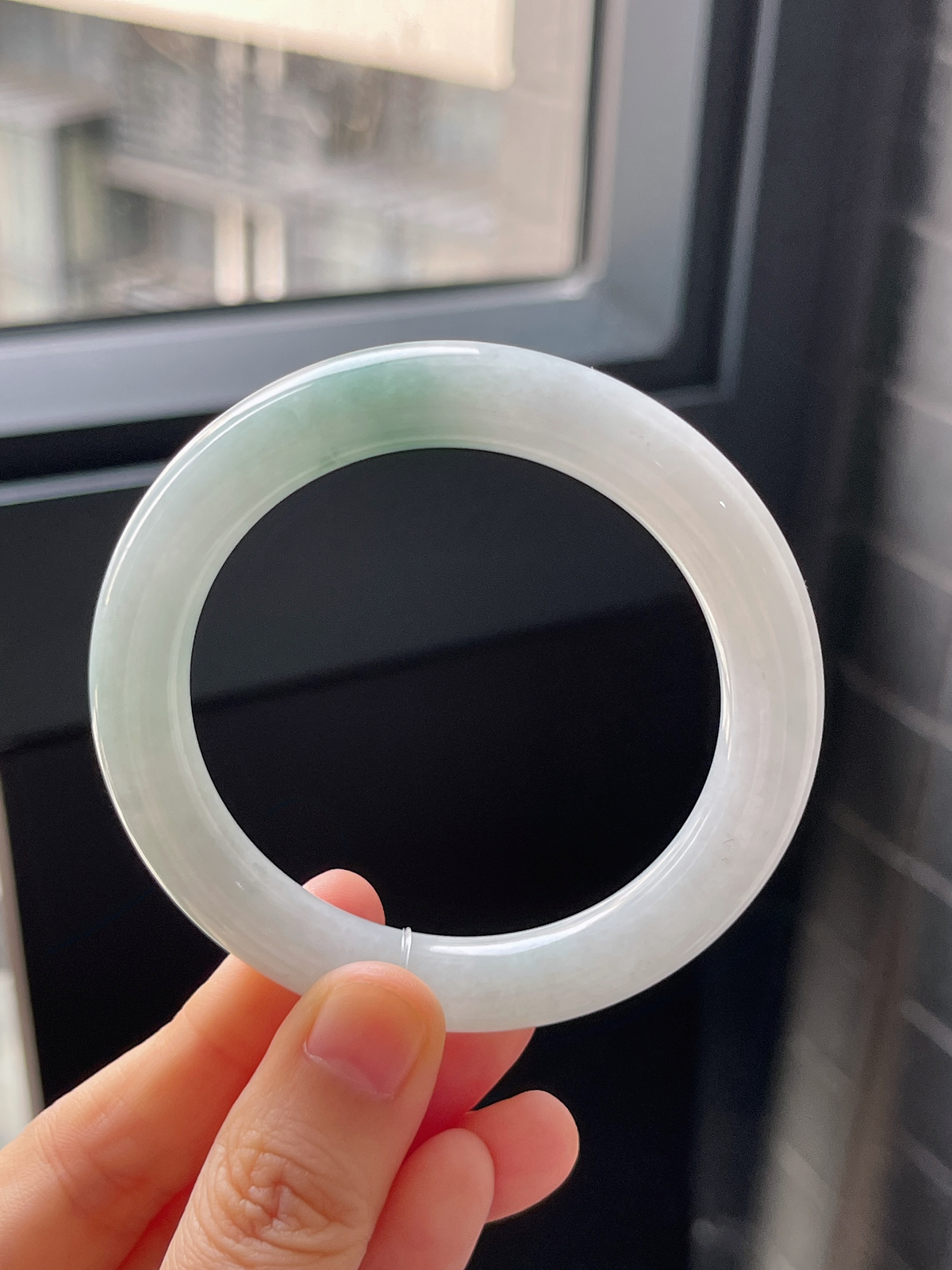 圆镯52圈口，翡翠糯化种飘绿手镯