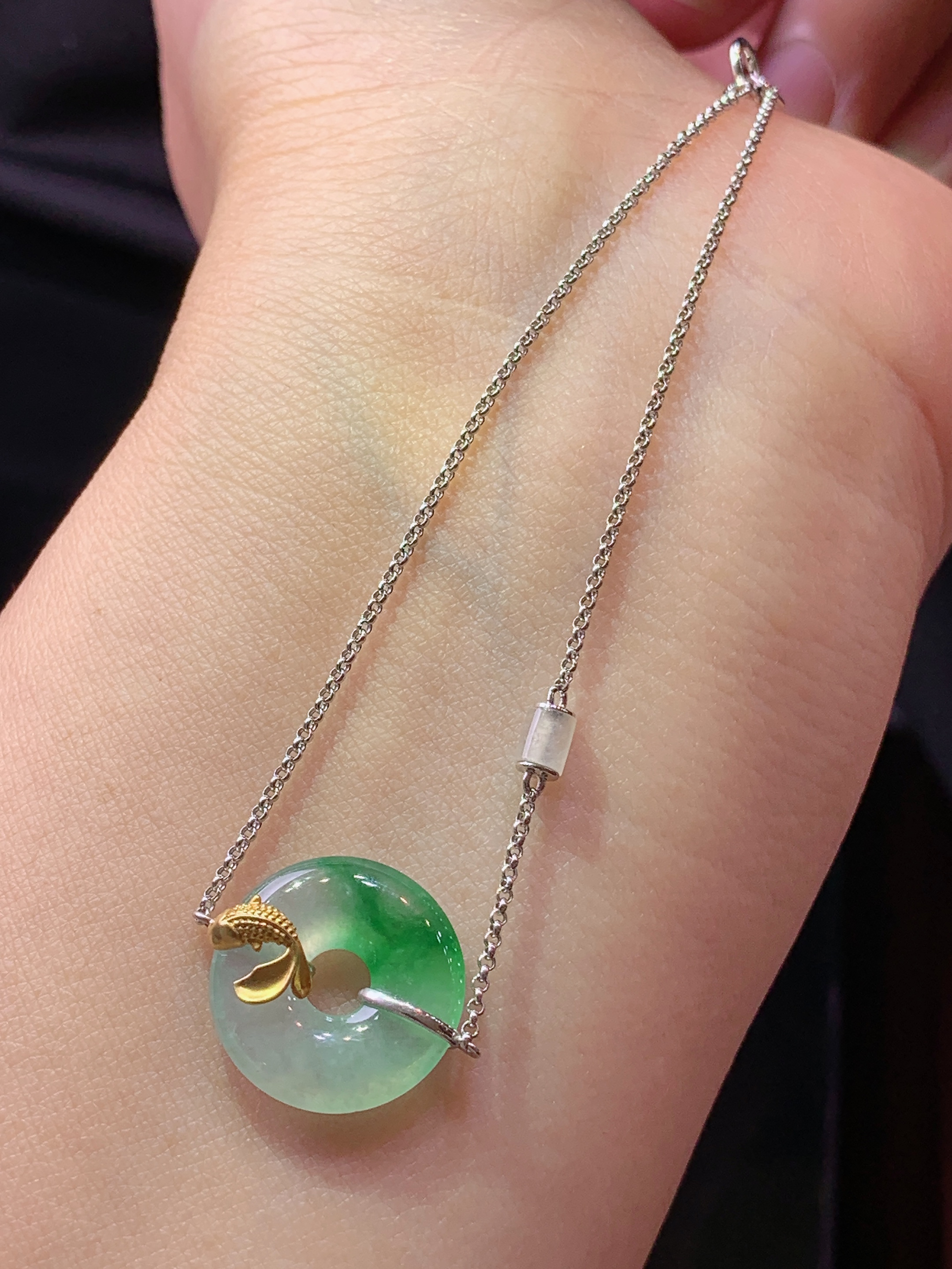 18k金镶嵌冰种飘绿平安扣手链 玉质细腻 色泽艳丽清新 水润亮眼 整体尺寸15*3c5