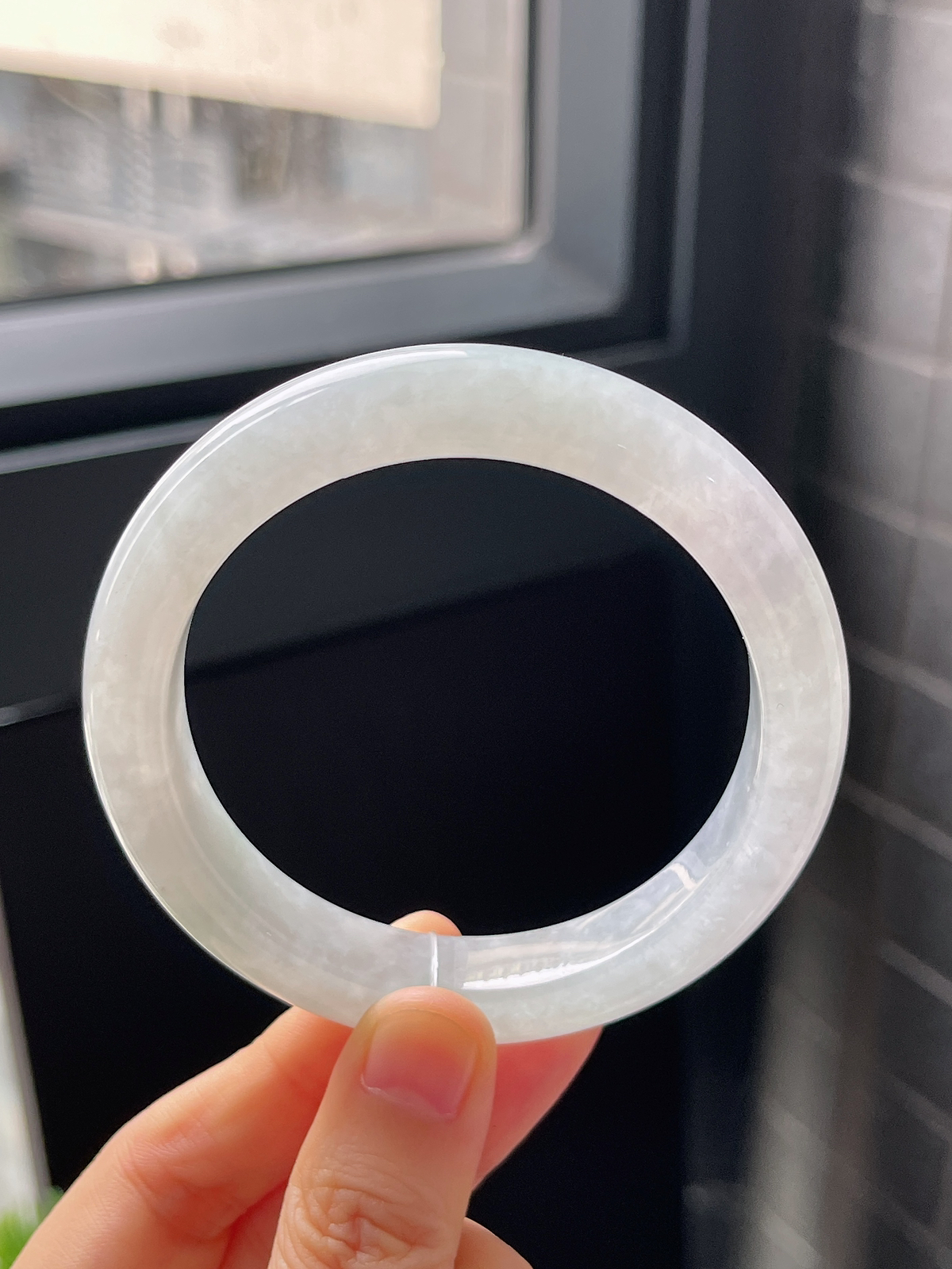 正圈56.8圈口，翡翠冰糯种淡绿色手镯