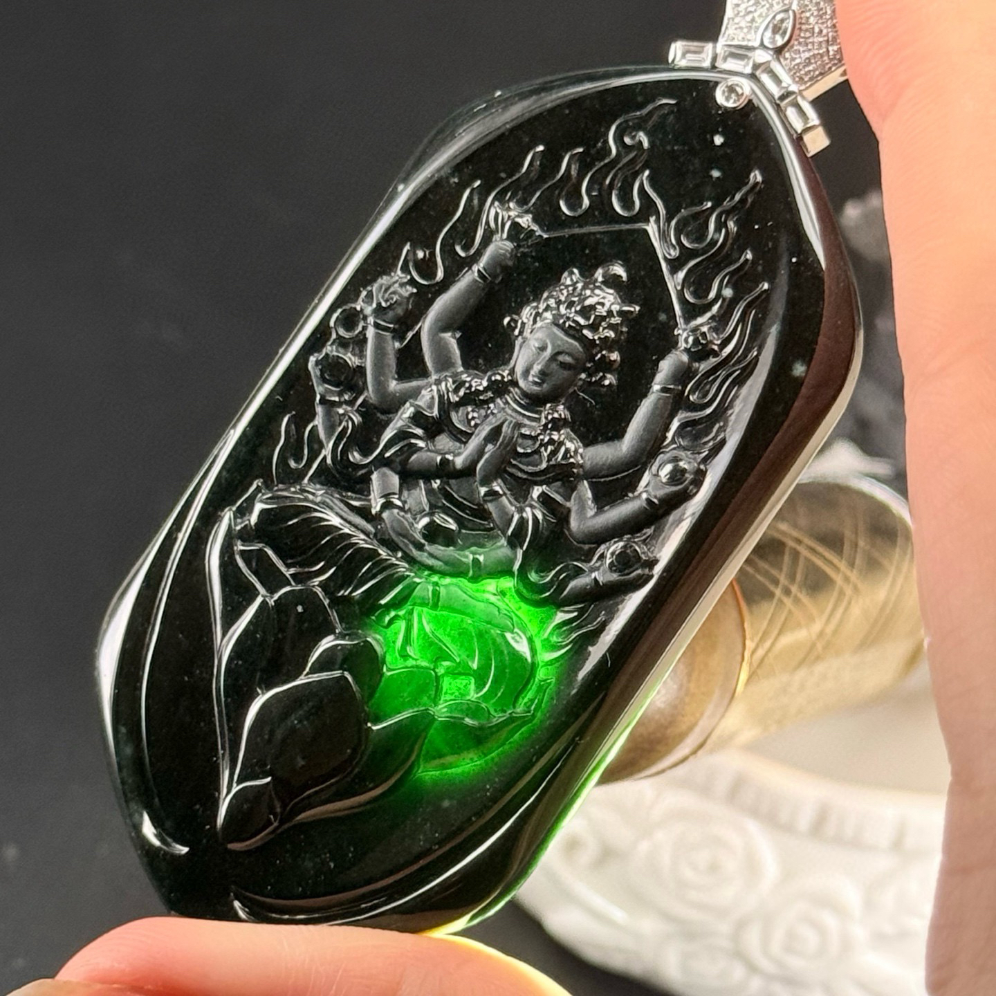 精品18k墨翠千手观音 种好色正 黑度极好 打灯通透 油性十足 尺寸80